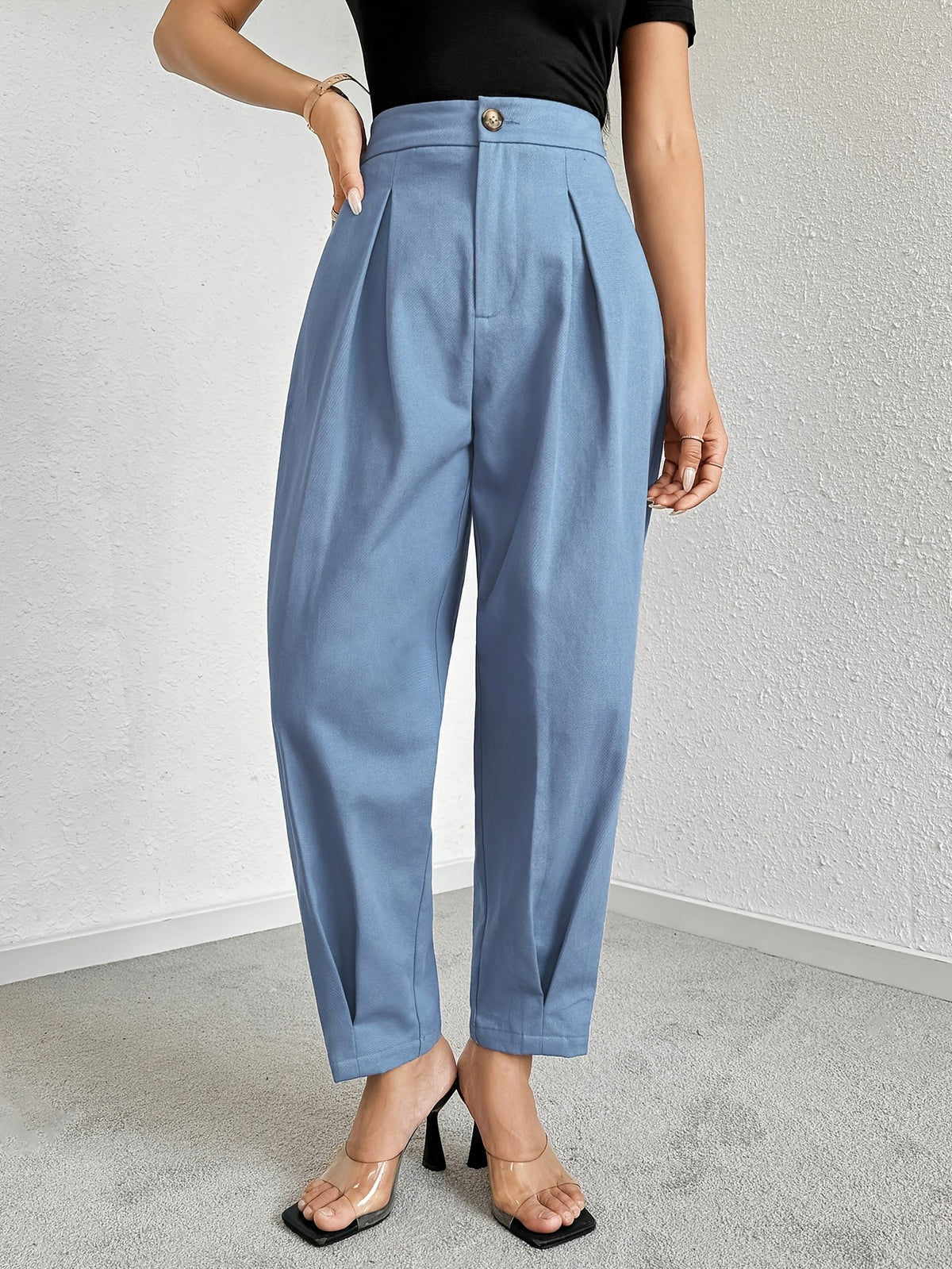 Pantalon carotte grande taille — Plis creux et bouton doré