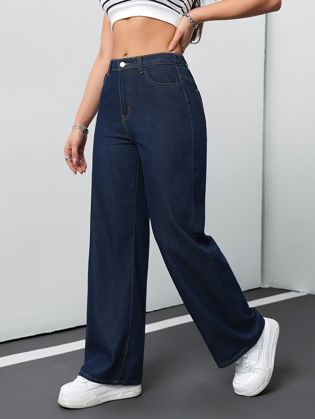 Jean grande taille, coupe droite, fermeture zippée, tenue franche