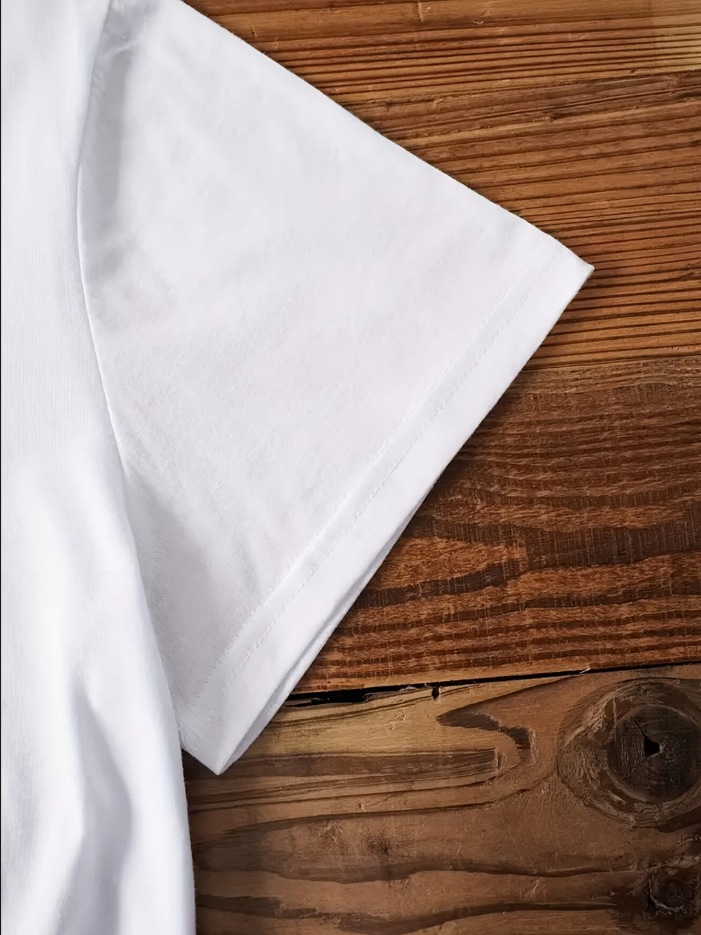 T-shirt grande taille, coupe ample, col rond, manches courtes, gros plan