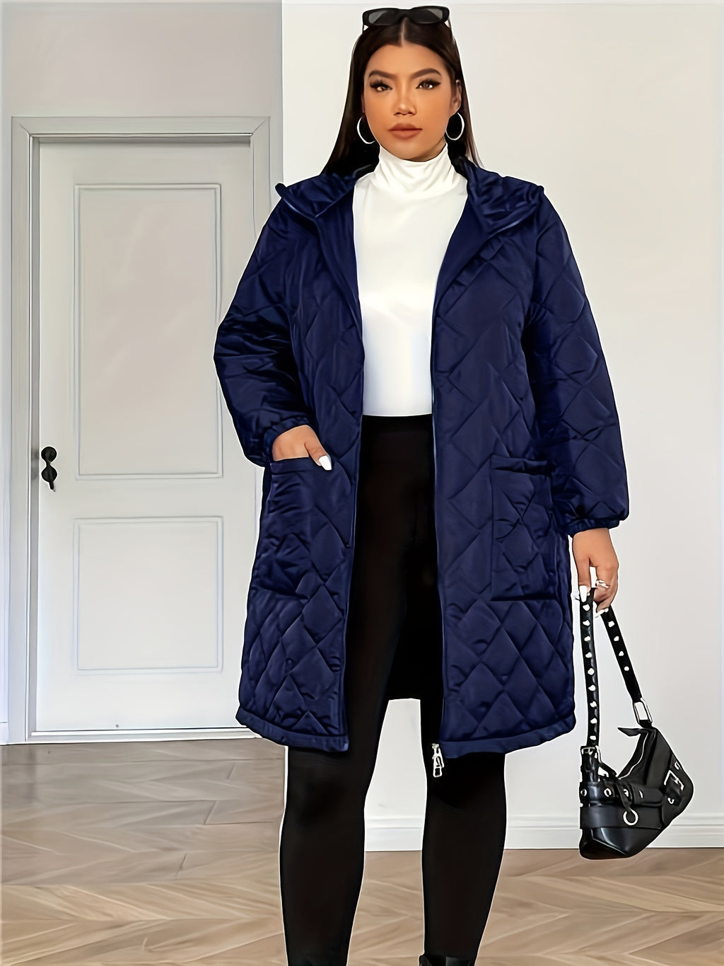 Manteau grande taille, coupe oversize, longueur midi, capuche, porté de face