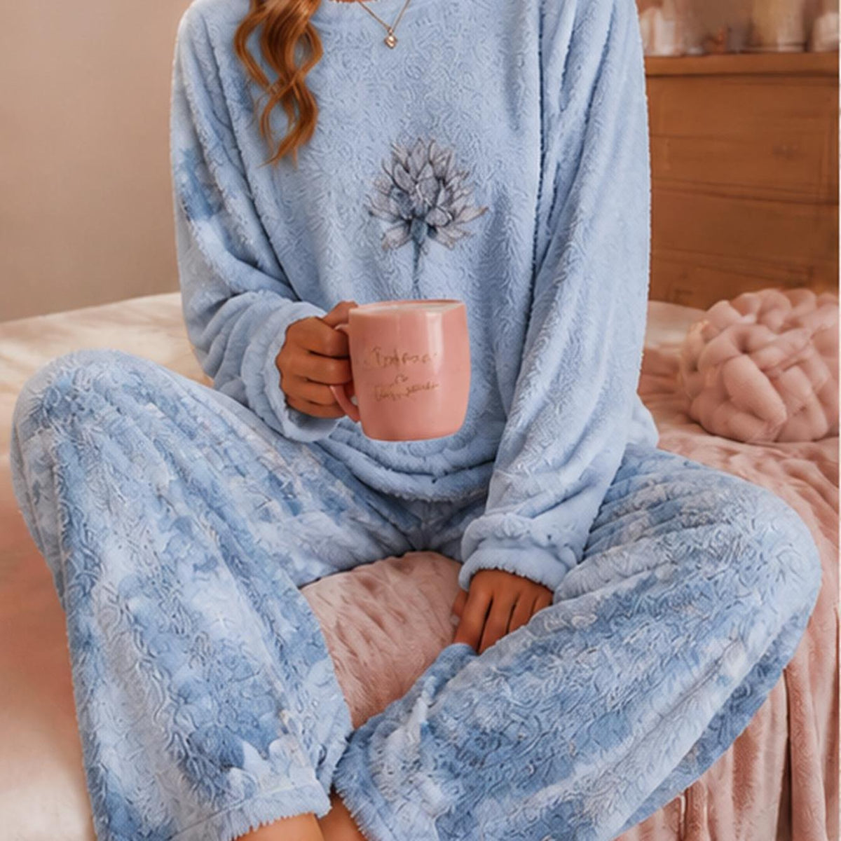Pyjama grande taille, col rond, allure vintage — matière : polyester Image