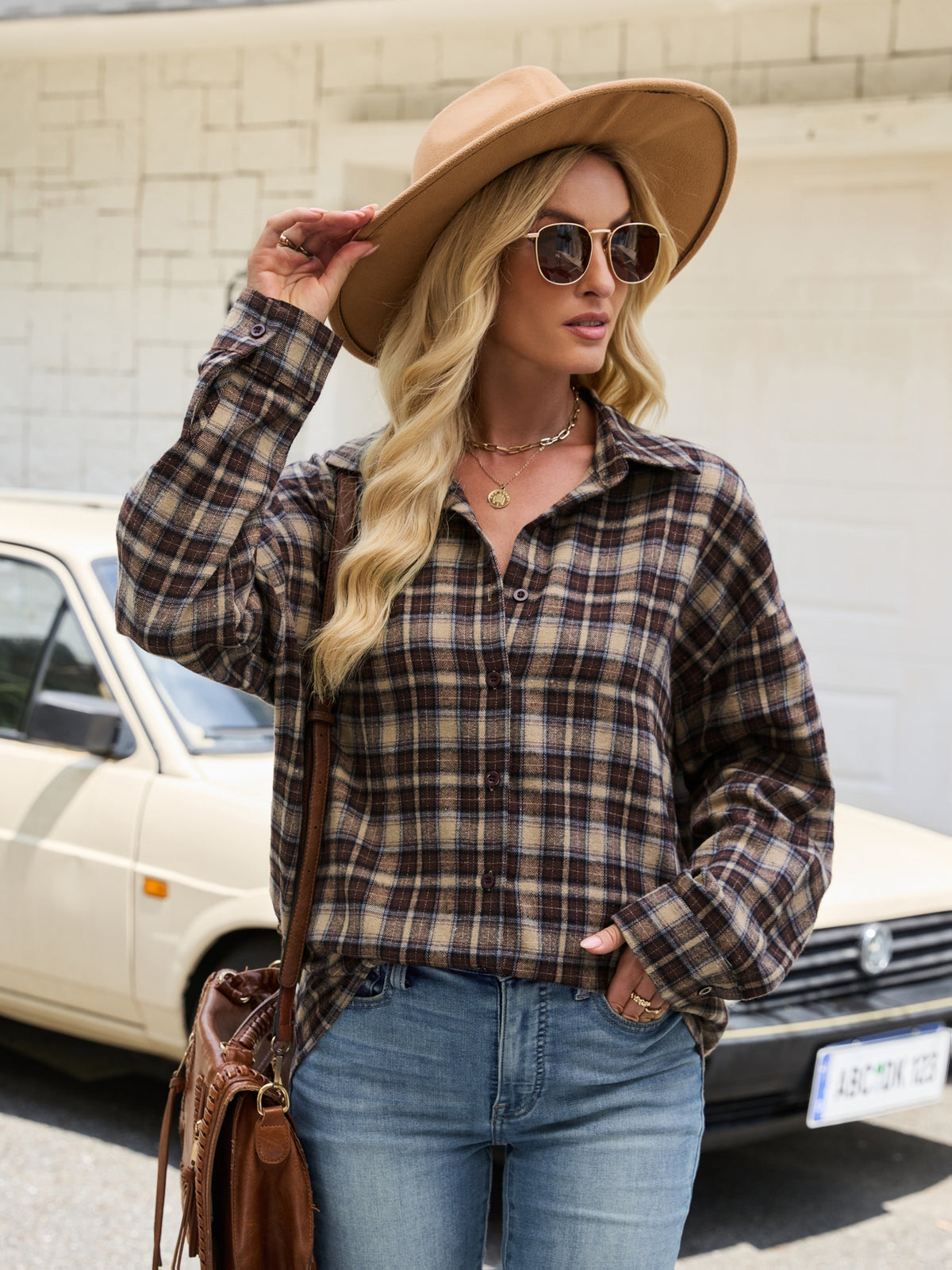 Chemise grande taille à carreaux, coupe oversize, boutonnage, manches longues, vue de profil