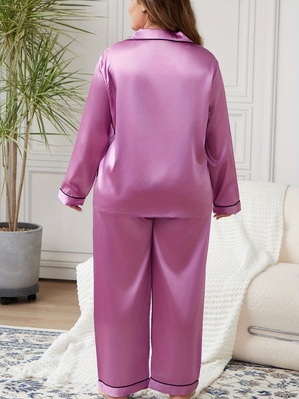 Pyjama grande taille en satin, manches longues, tombé fluide, détail du tissu