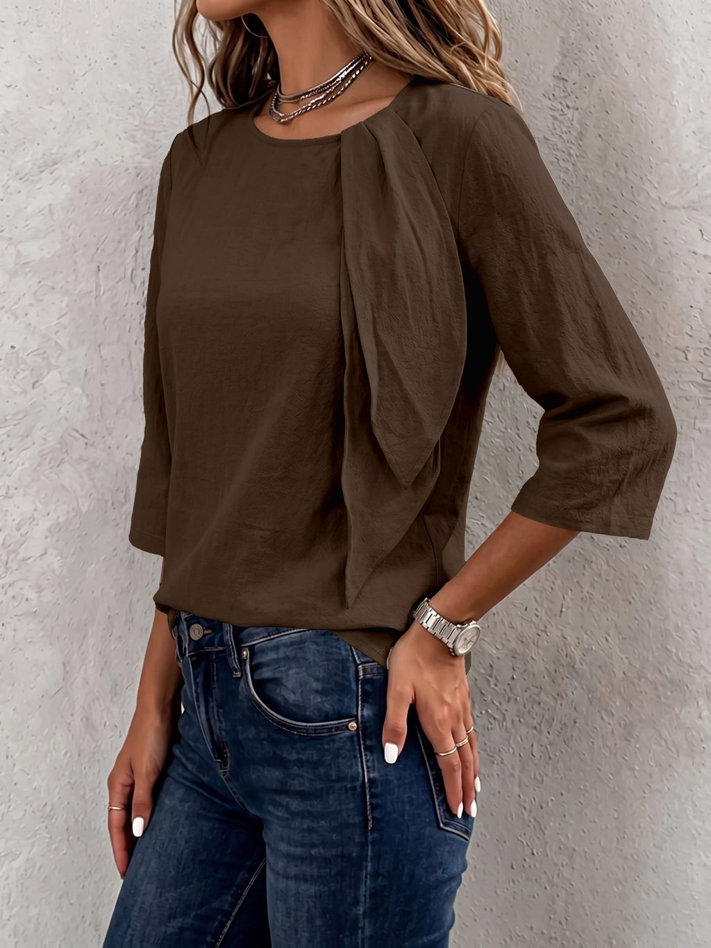Top grande taille, coupe oversize, toucher naturel, détail du col
