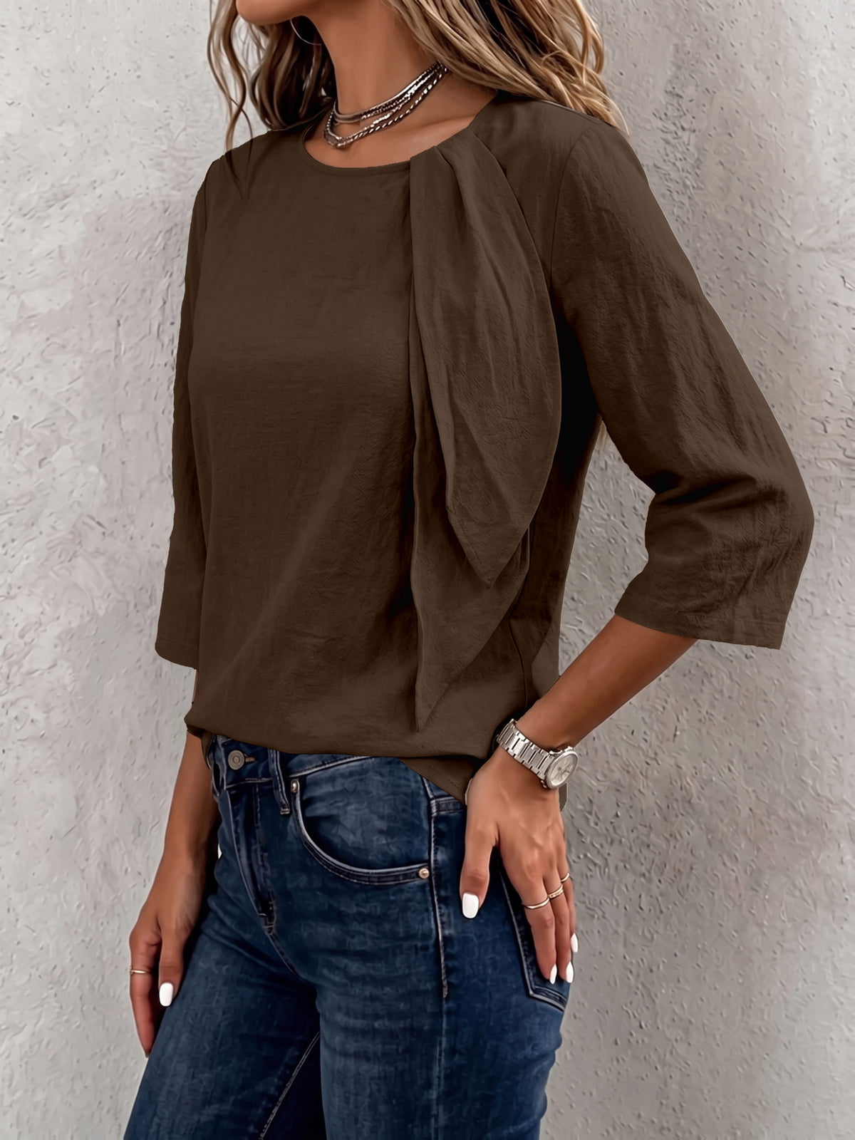 Top grande taille, coupe oversize, toucher naturel, détail du col