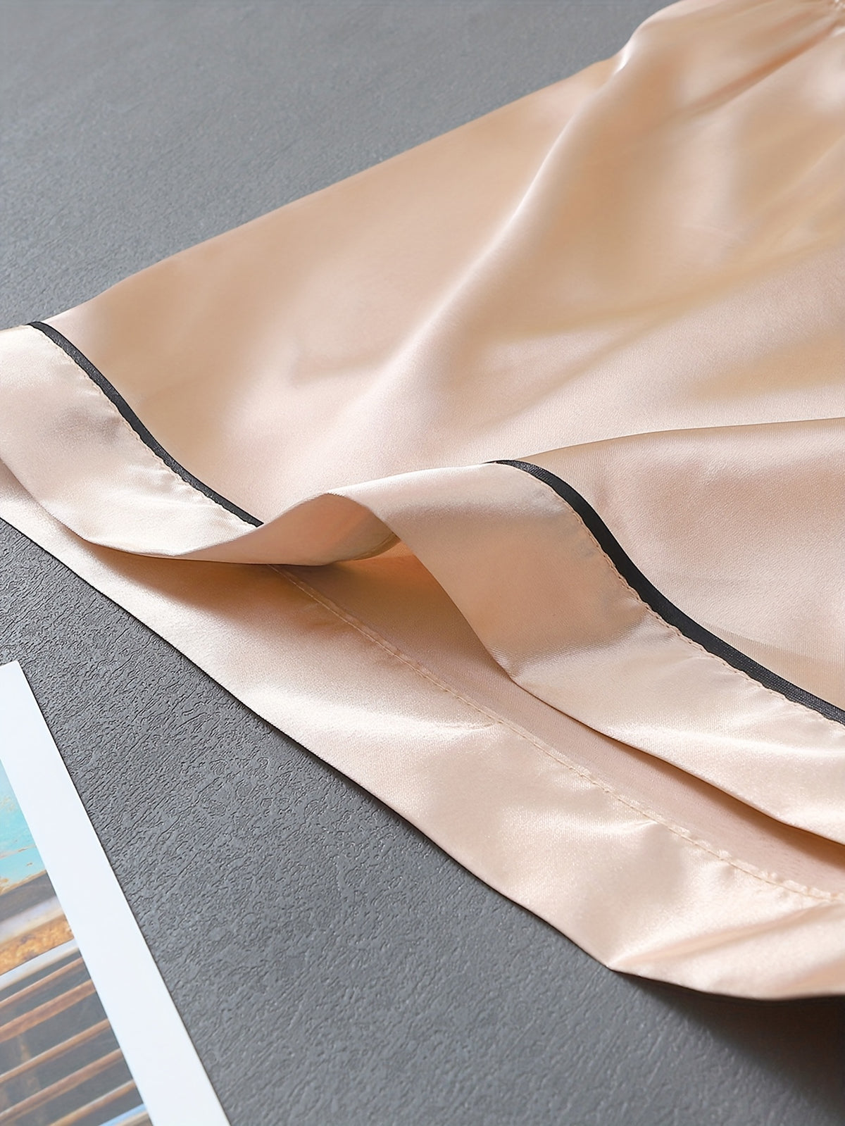 Pyjama grande taille en satin, poches plaquées, manches courtes, tombé fluide, détail du col