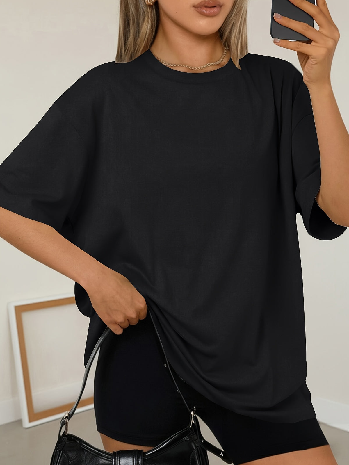 T-shirt grande taille, coupe ample, manches courtes, esprit sportif, vue de profil