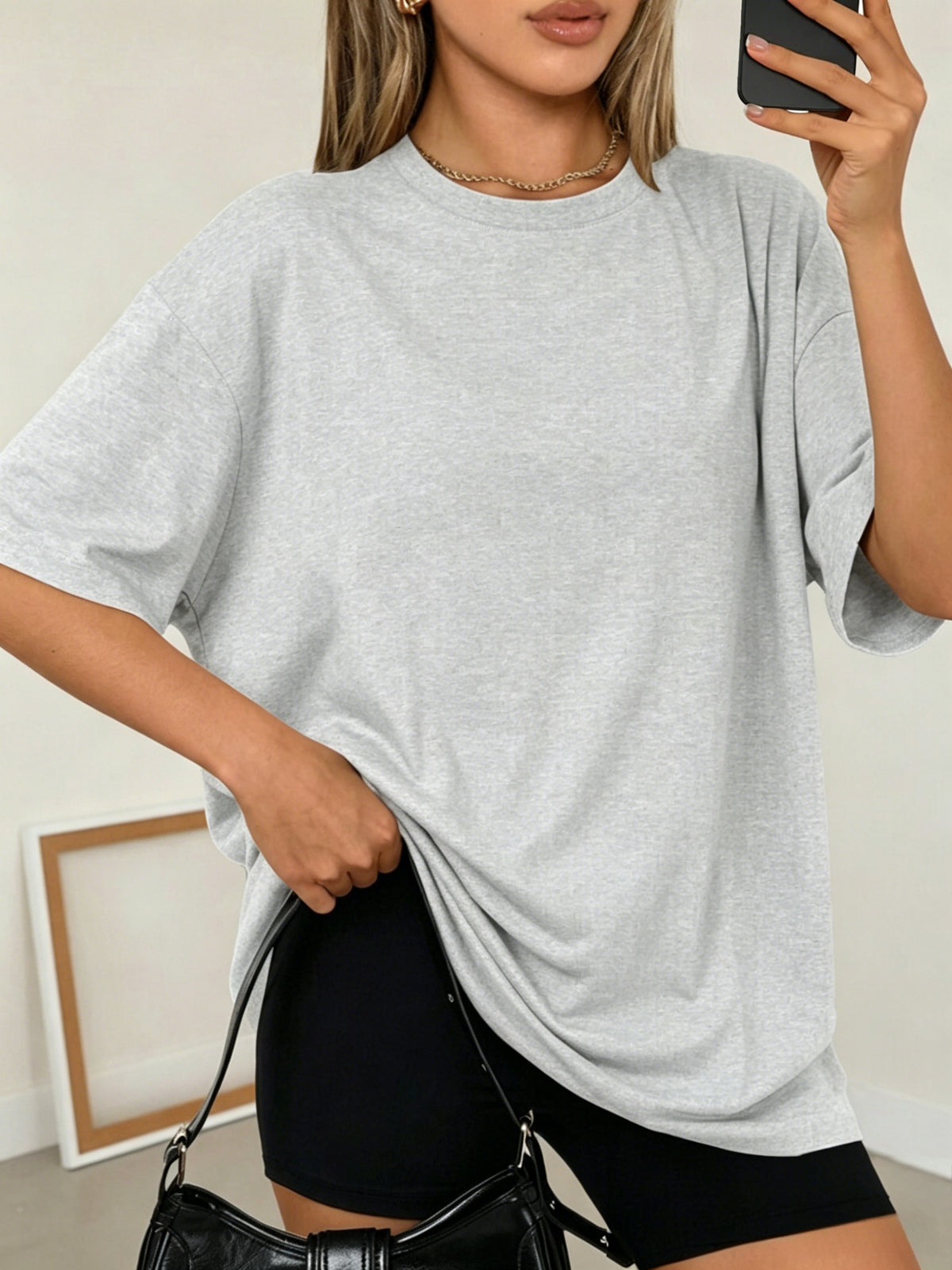 T-shirt grande taille, coupe ample, manches courtes, esprit sportif, détail du tissu