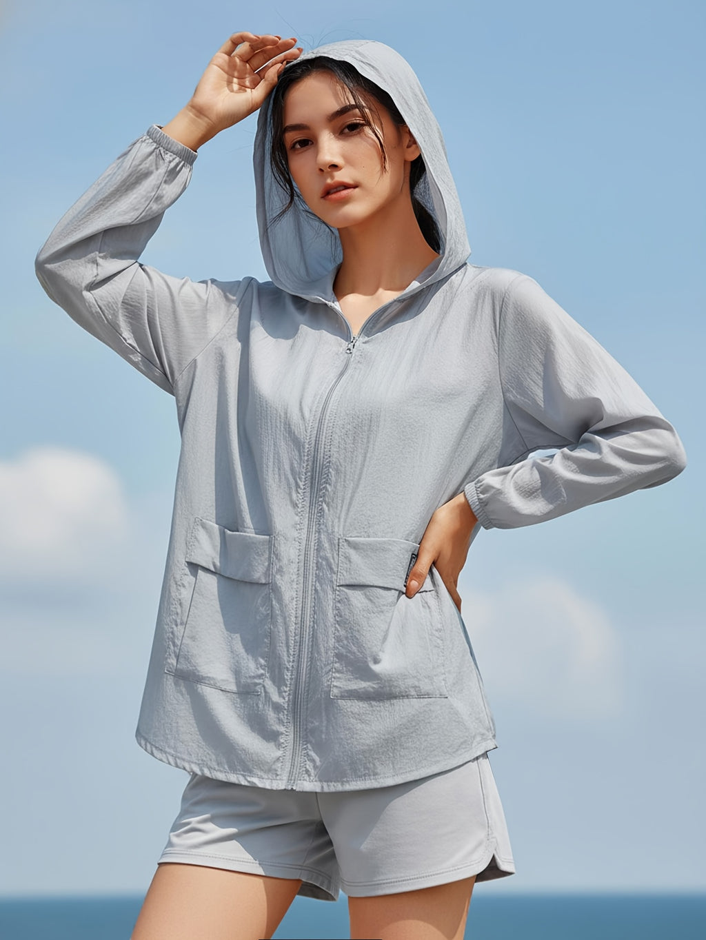 Veste grande taille, coupe ample, capuche, tissu léger, détail du col