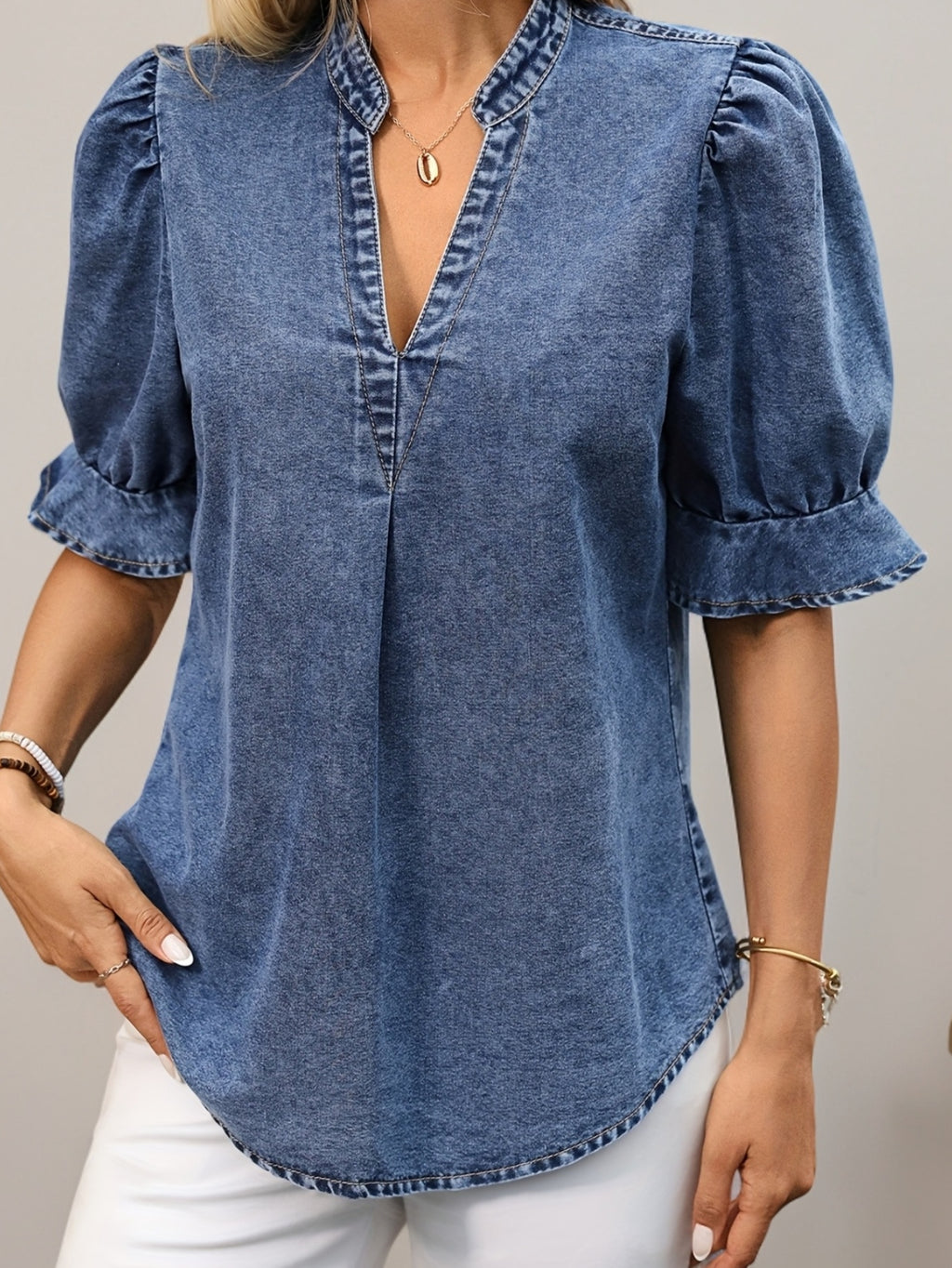 Chemise grande taille, coupe ample, tenue franche, détail du tissu