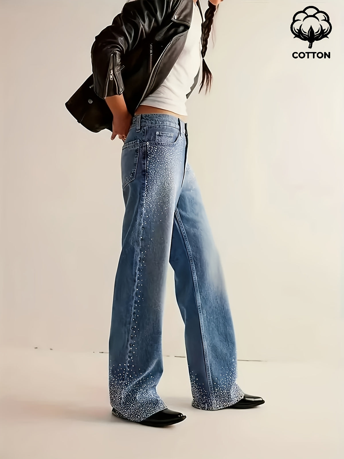 Jean grande taille à broderies, coupe droite, tenue franche, délavage, porté de face