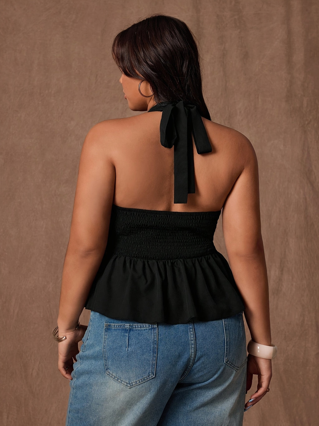 Top grande taille, allure élégante, vu de dos