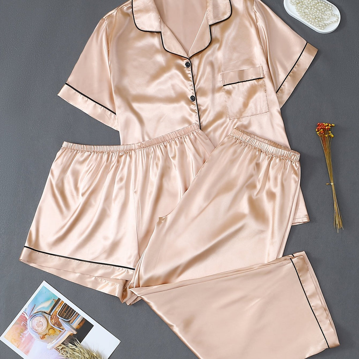 Pyjama grande taille en satin, poches plaquées, manches courtes, tombé fluide — matière : satin Image