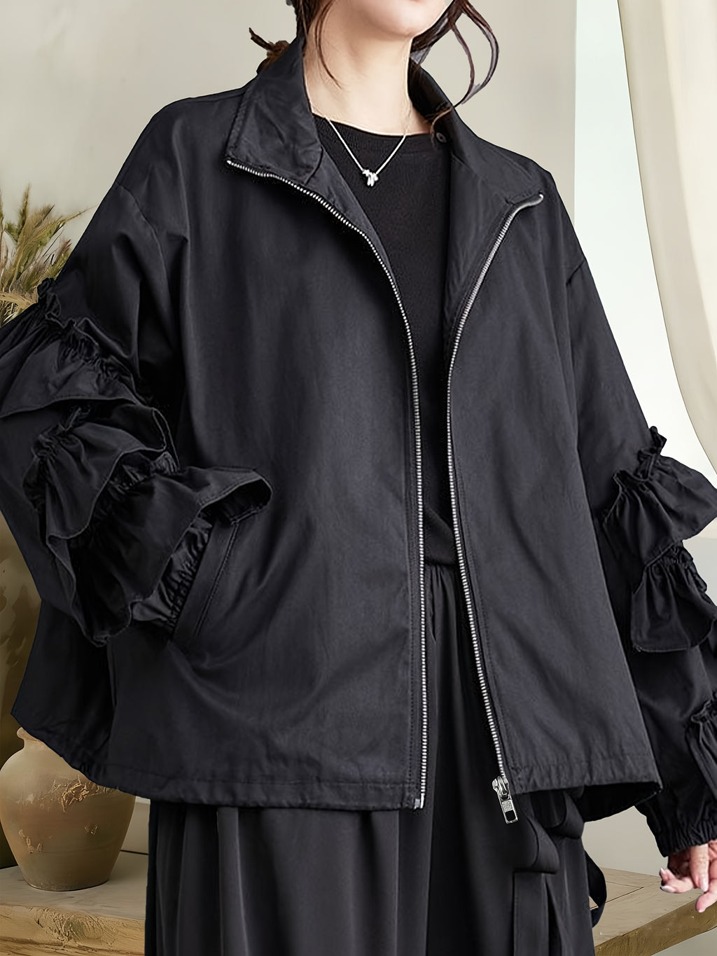 Veste grande taille, volants, fermeture zippée, porté de face