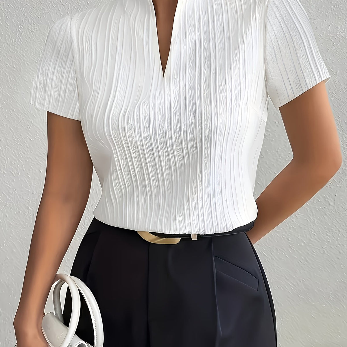 Chemise grande taille, col V, manches courtes, porté de face