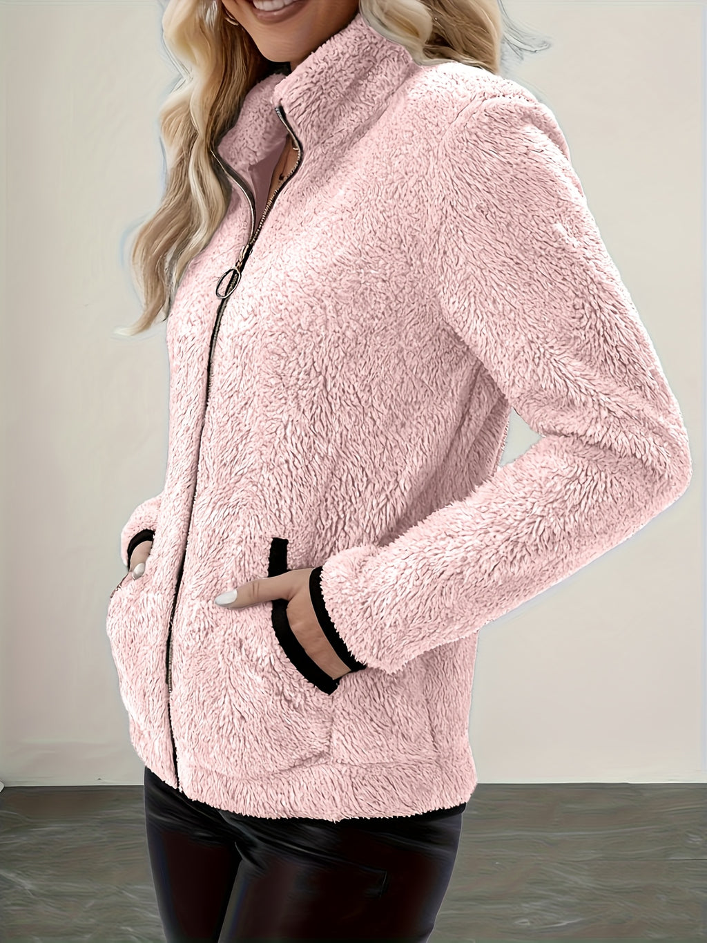 Veste grande taille, coupe ajustée, col montant, manches longues, vu de dos