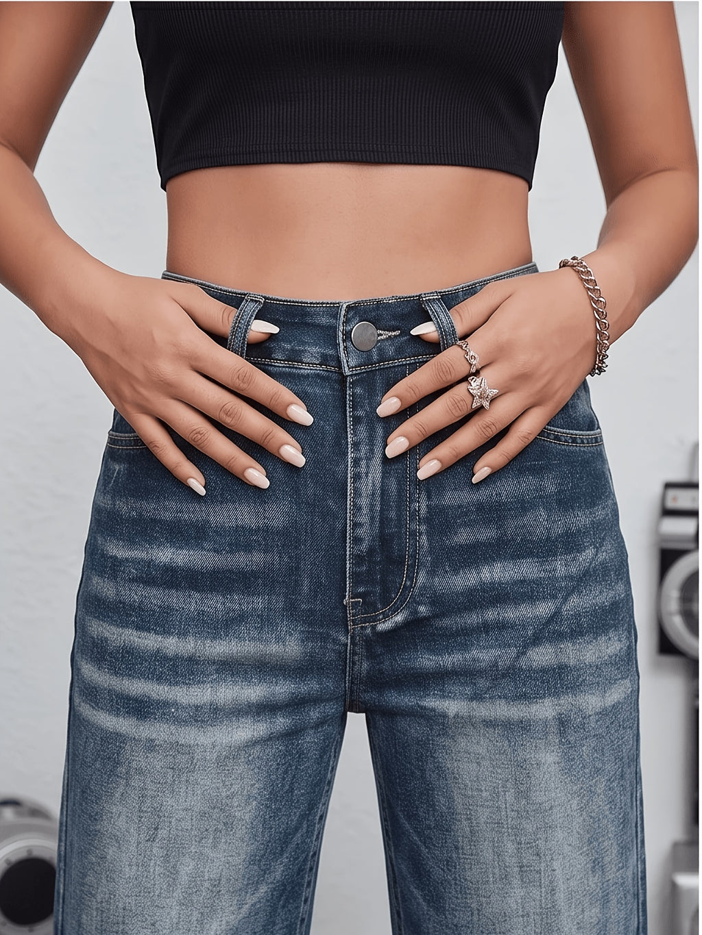 Jean grande taille, tenue franche, esprit décontracté, porté de face