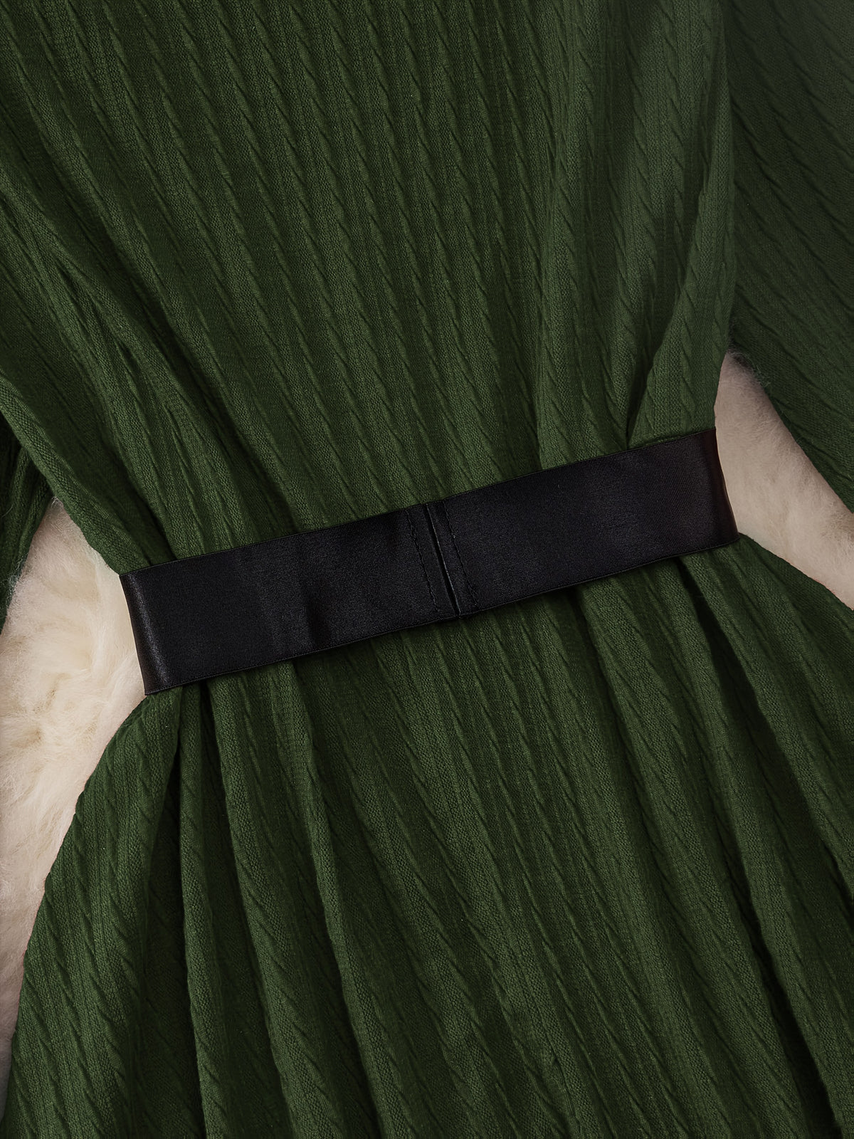 Robe grande taille, maille torsadée et col V bordé de duvet