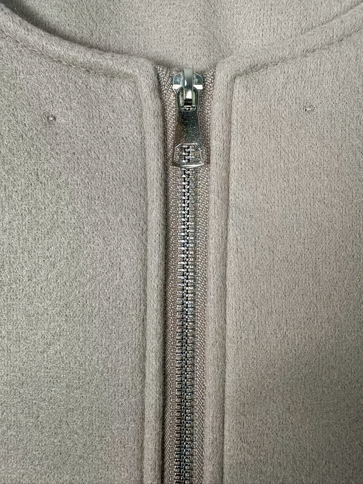 Manteau grande taille, coupe oversize, capuche, matelassé, tissu opaque