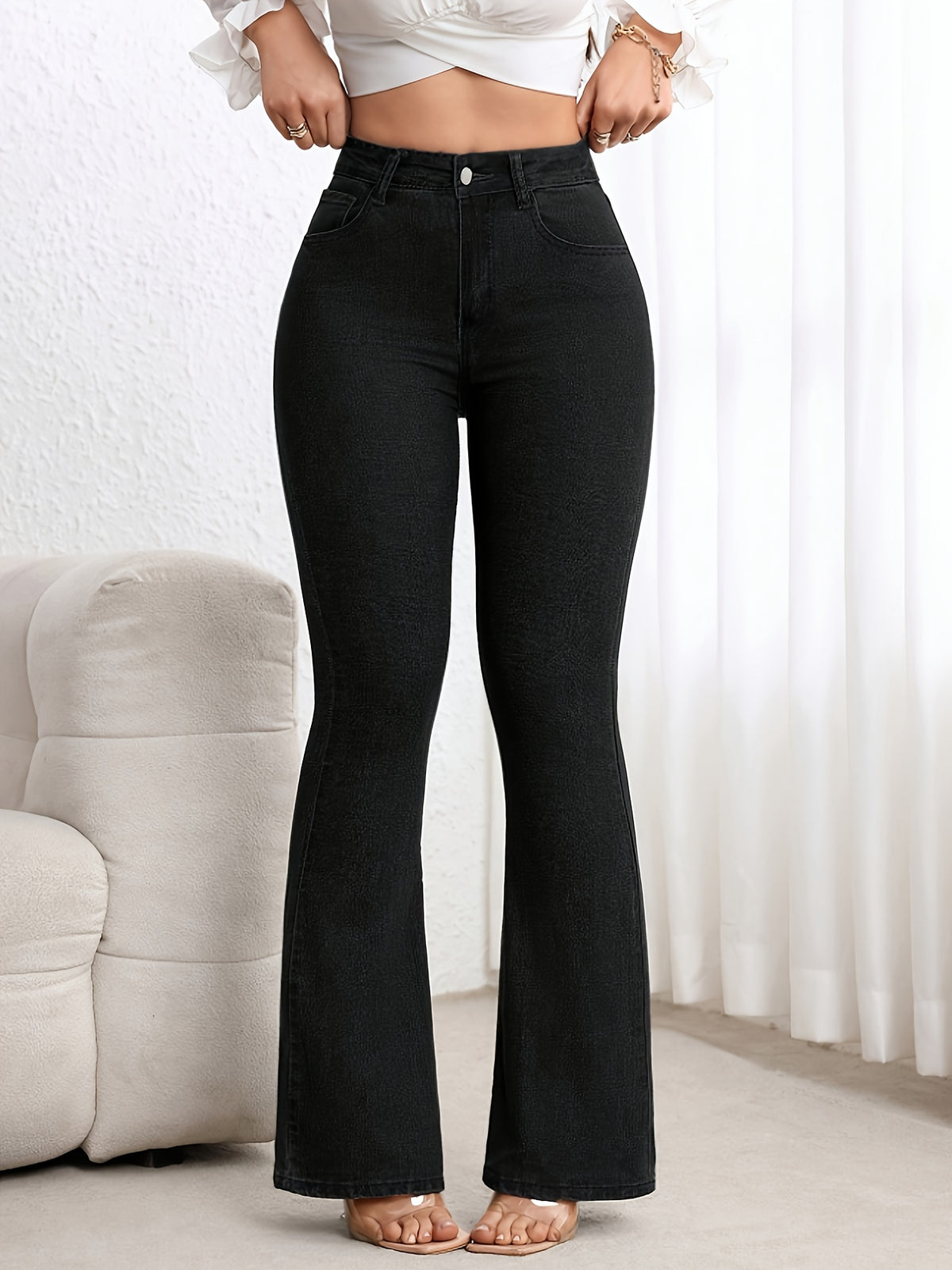Jean grande taille, coupe oversize, tenue franche, forte élasticité, mise en situation