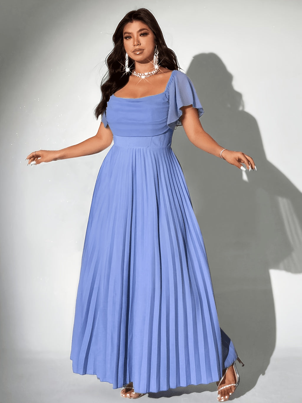 Robe d'invitée grande taille — Col carré et jupe plissée