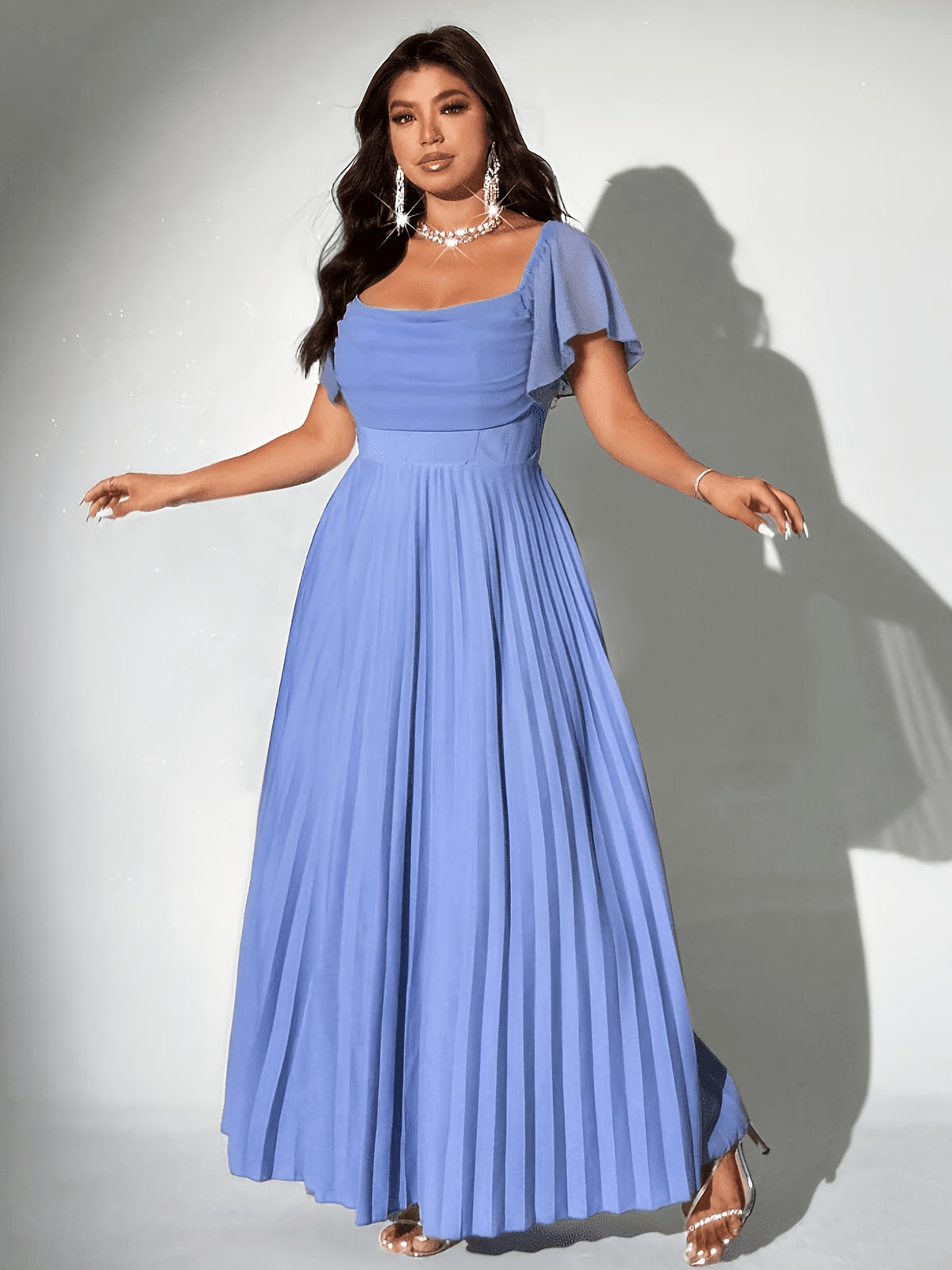 Robe d'invitée grande taille — Col carré et jupe plissée