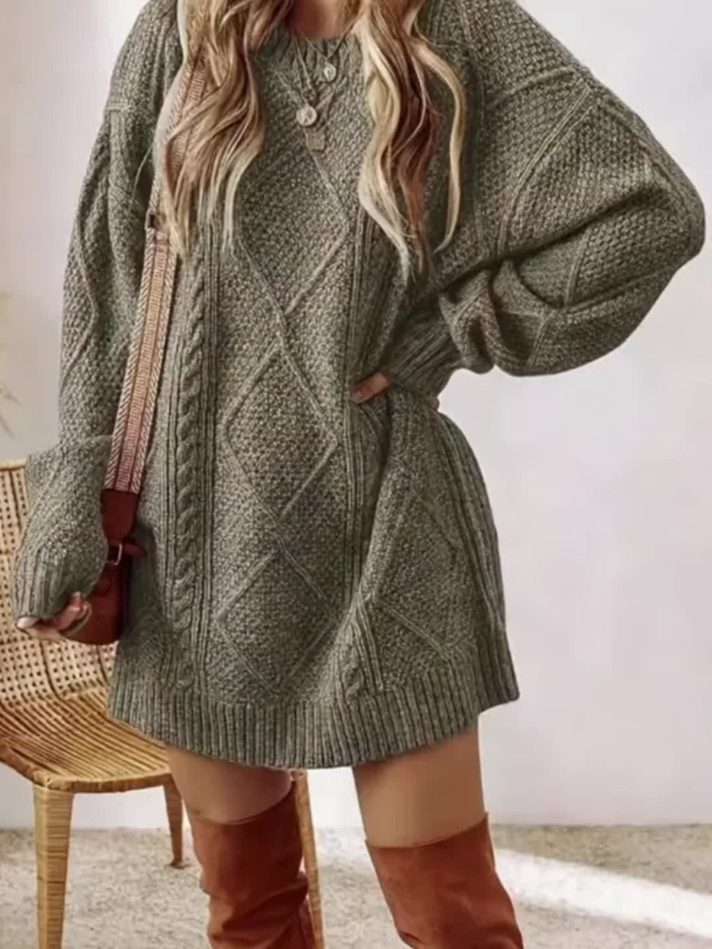 Pull grande taille, coupe oversize, col rond, manches longues, détail du tissu