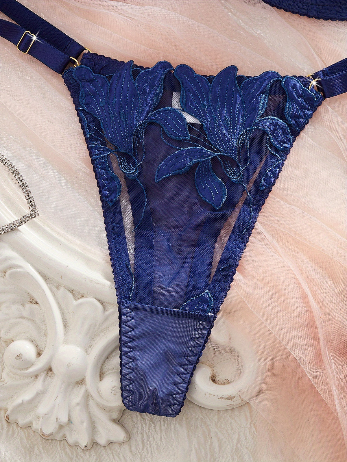 Ensemble lingerie grande taille — Lys brodés sur tulle fin