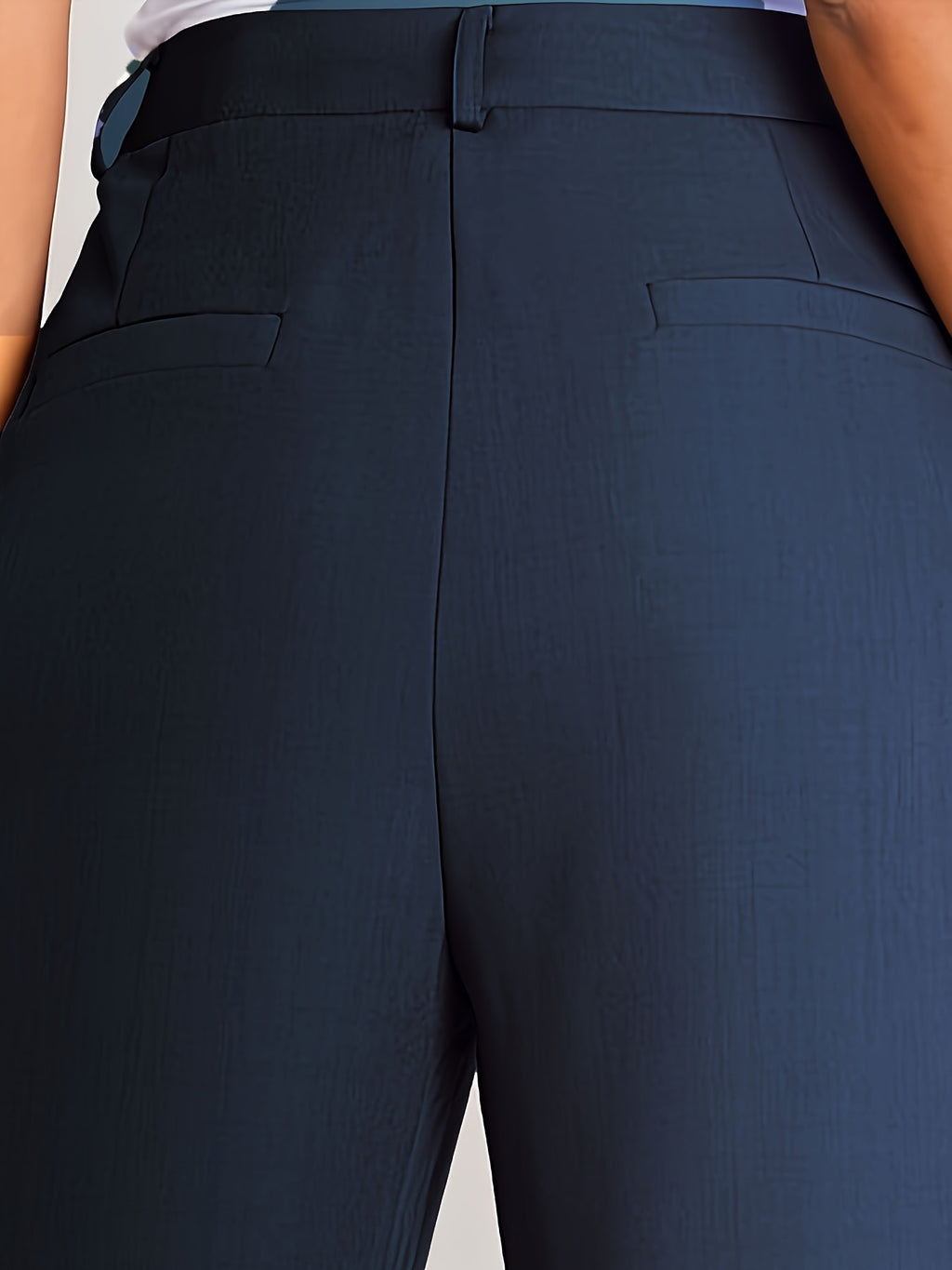 Pantalon grande taille, coupe longue, boutonnage, ligne nette, porté de face