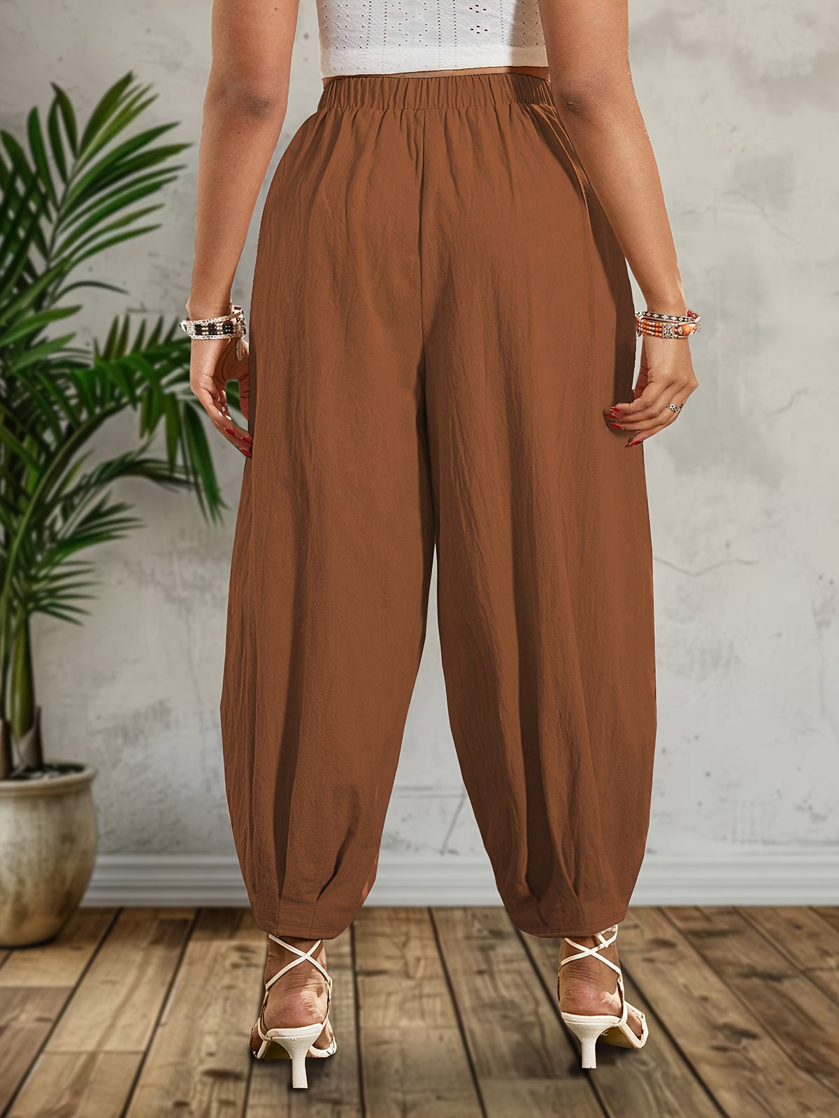 Pantalon grande taille, ligne nette, allure élégante, visuel produit