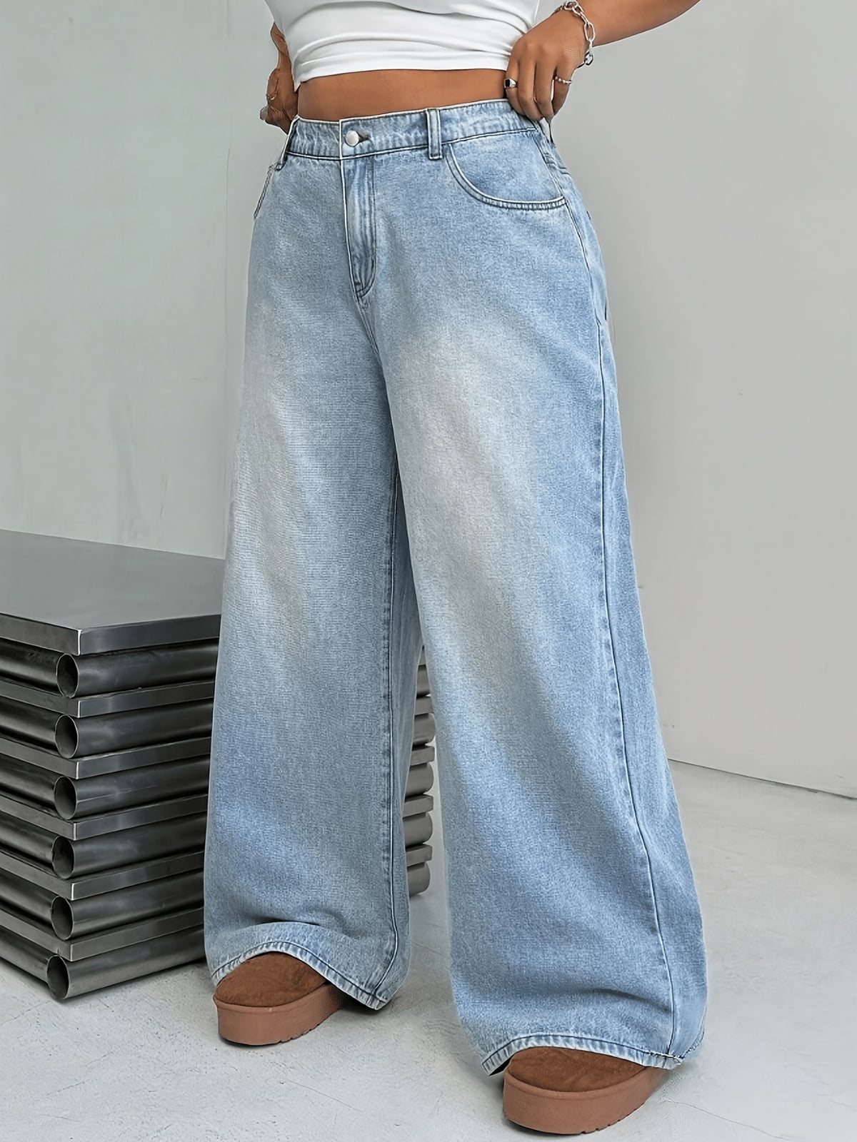 Jean grande taille, coupe oversize, délavage doux, poches pratiques, détail du tissu