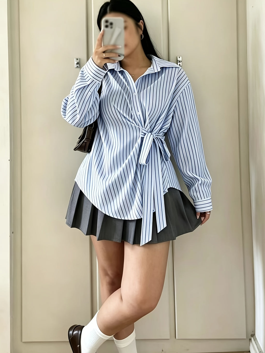 Chemise grande taille à rayures, ligne nette, détail du col