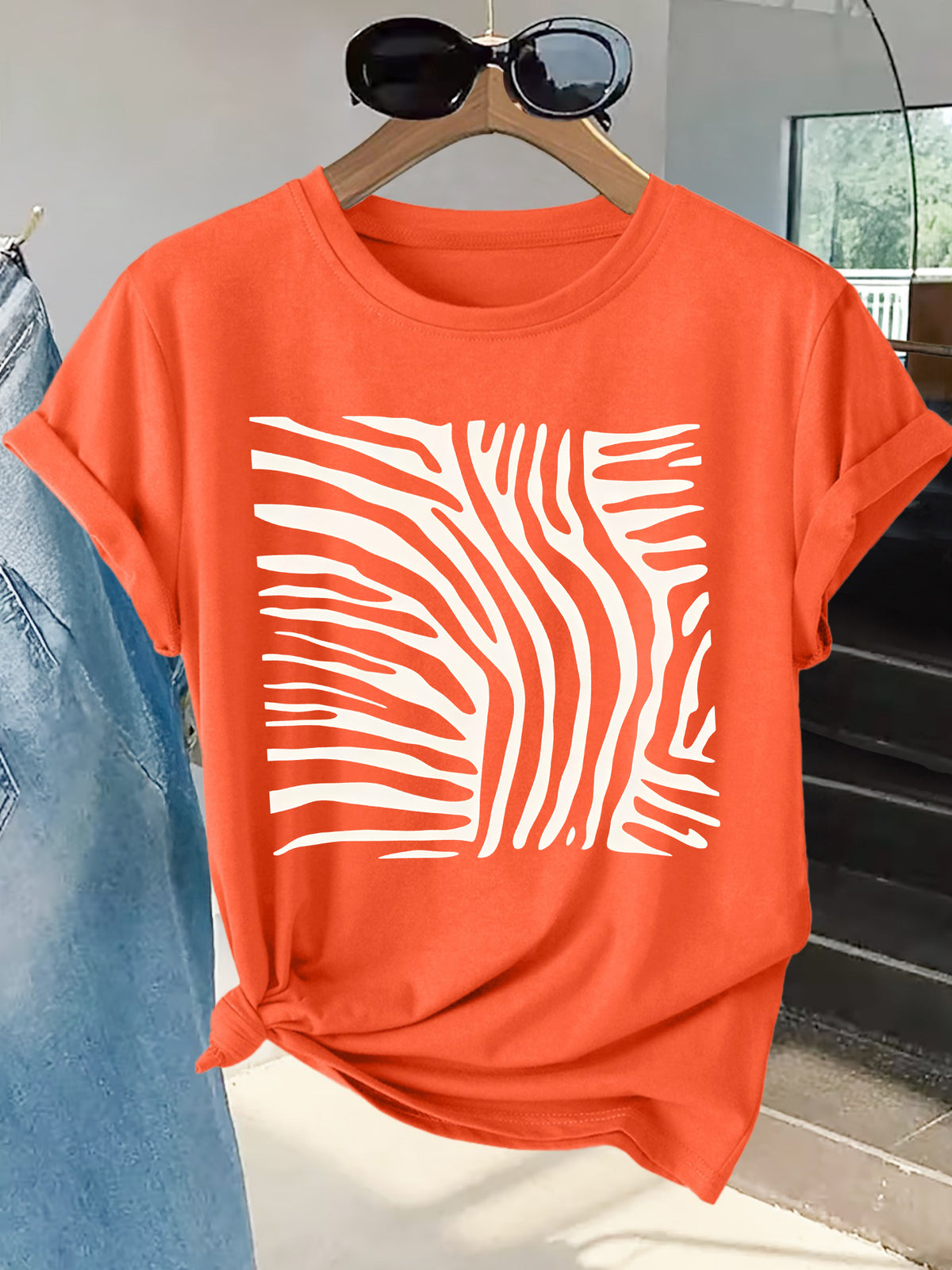T-shirt grande taille à imprimé zébré, coupe ample, manches courtes, vue de profil