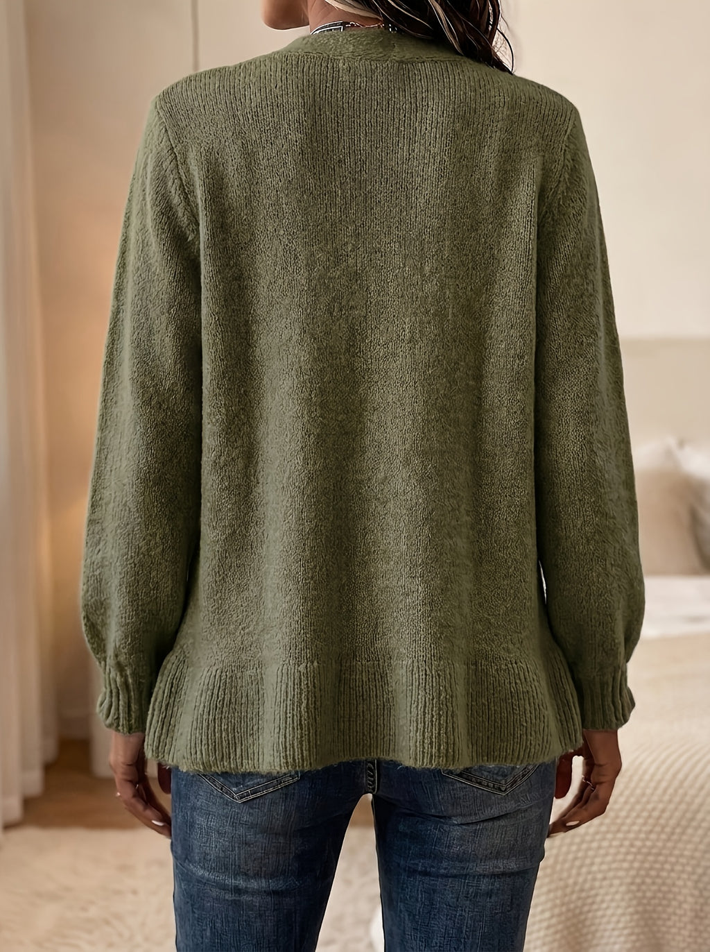 Cardigan grande taille, coupe ample, volants, manches longues, porté de face
