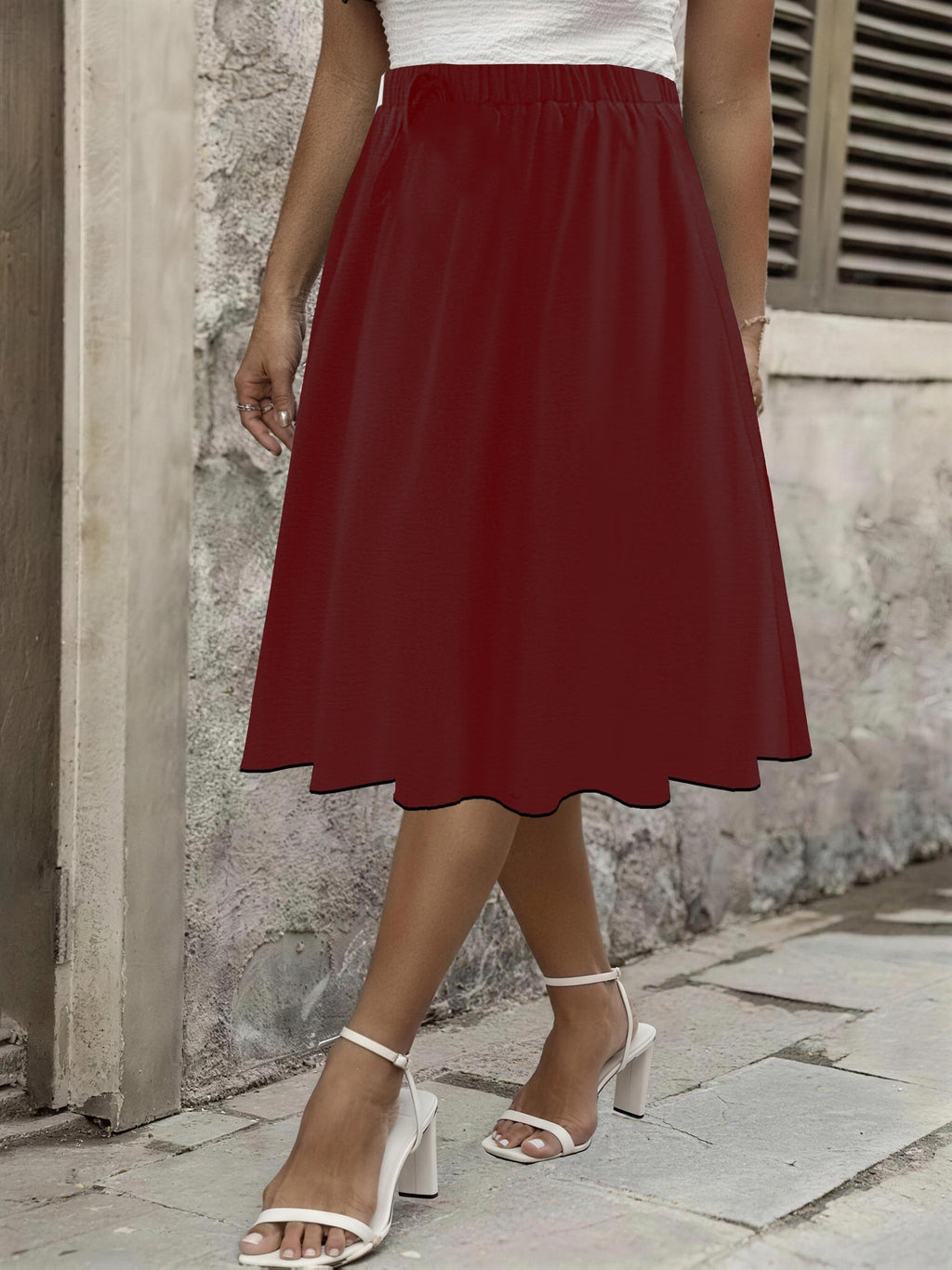 Jupe grande taille, coupe évasée, longueur genou, allure élégante, mise en situation