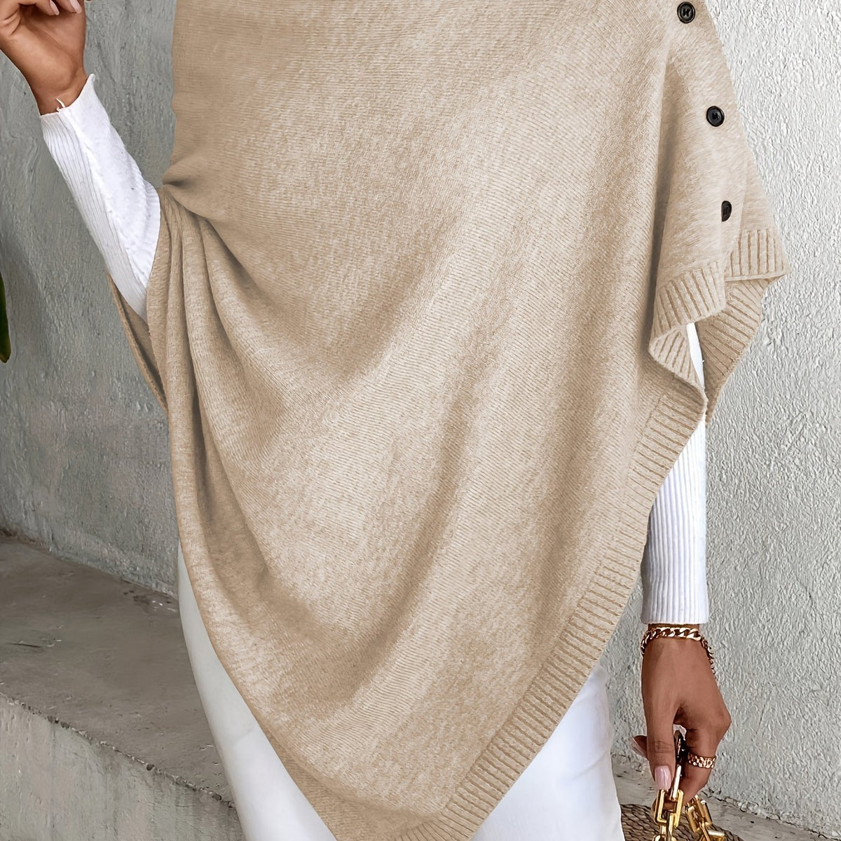 Pull grande taille, coupe oversize, épaules dénudées, détail du col