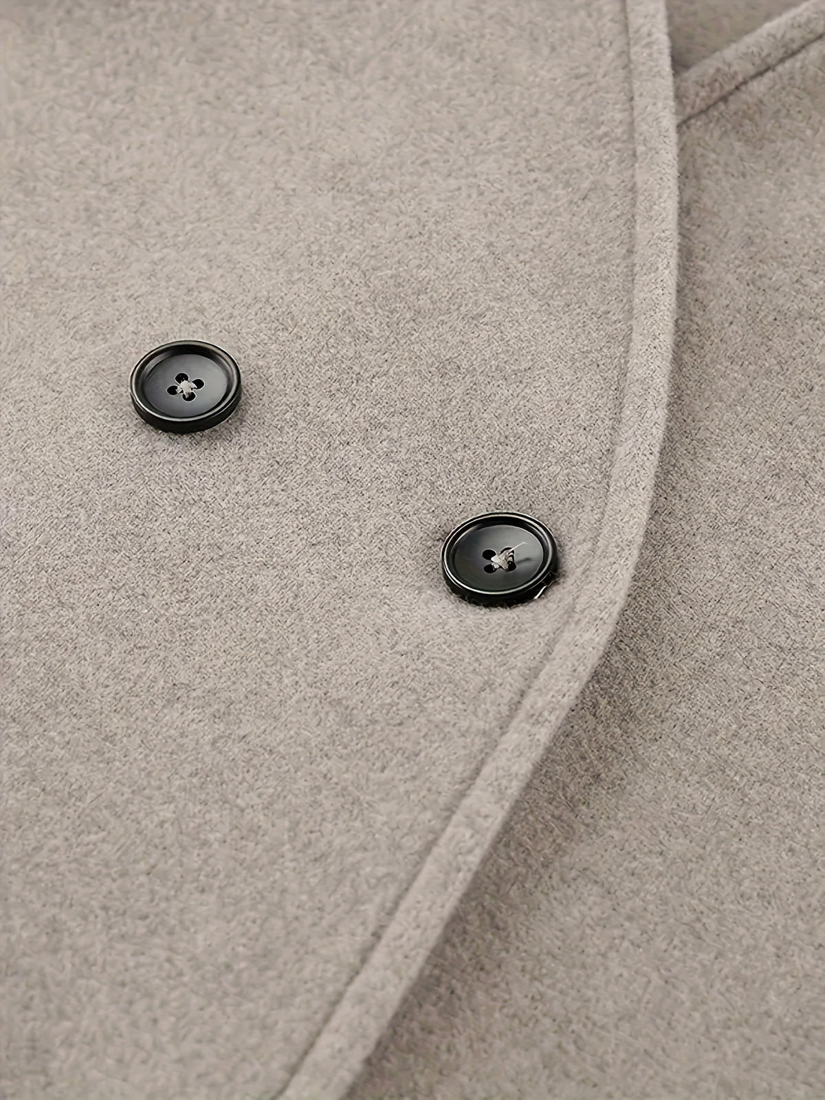 Manteau grande taille en tweed, coupe oversize, tenue structurée, porté de face