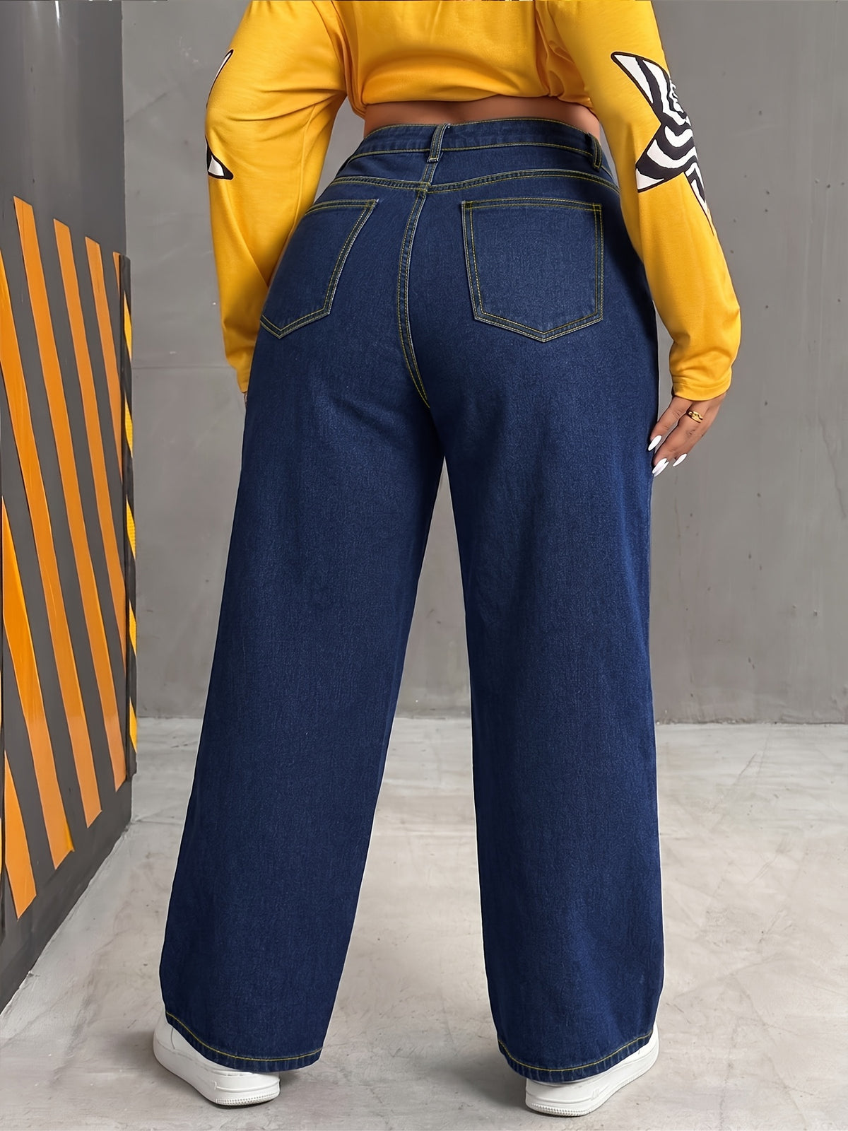 Jean grande taille, coupe droite, poches pratiques, tombé fluide