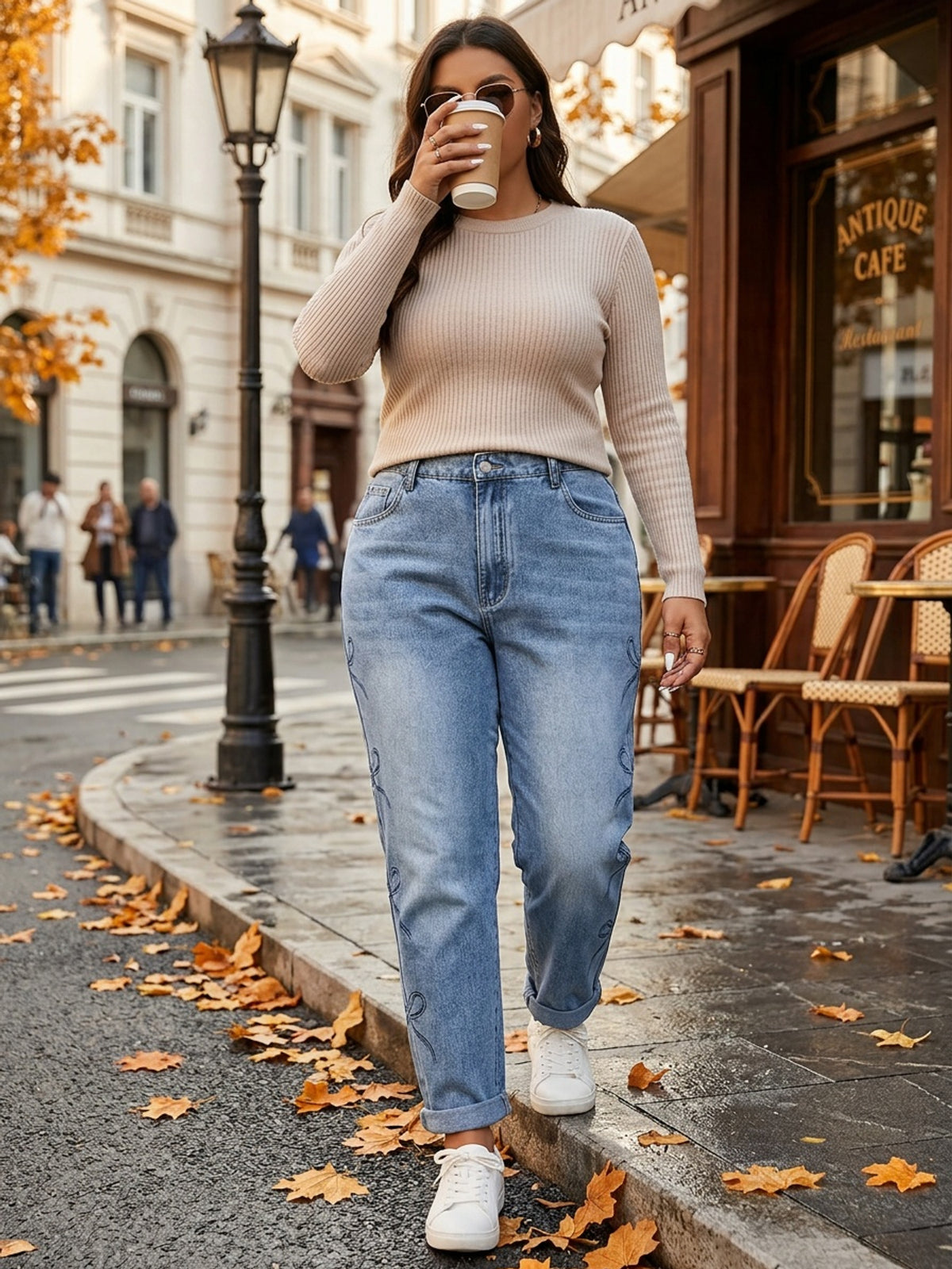 Jean grande taille à broderies, coupe droite, tenue franche, tissu opaque