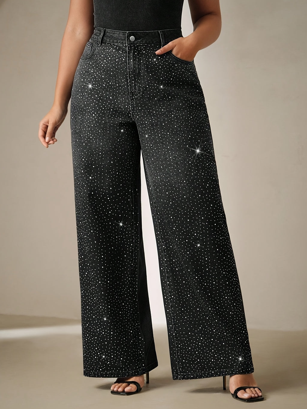 Jean grande taille, coupe oversize, strass, tenue franche, détail du tissu