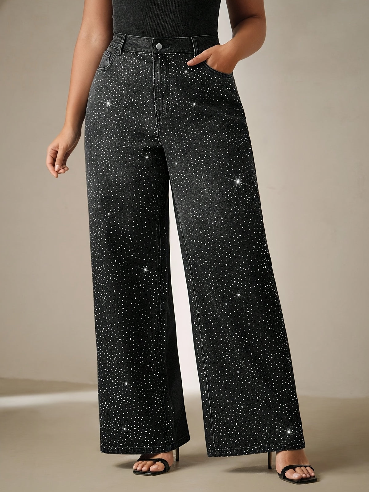 Jean grande taille, coupe oversize, strass, tenue franche, détail du tissu