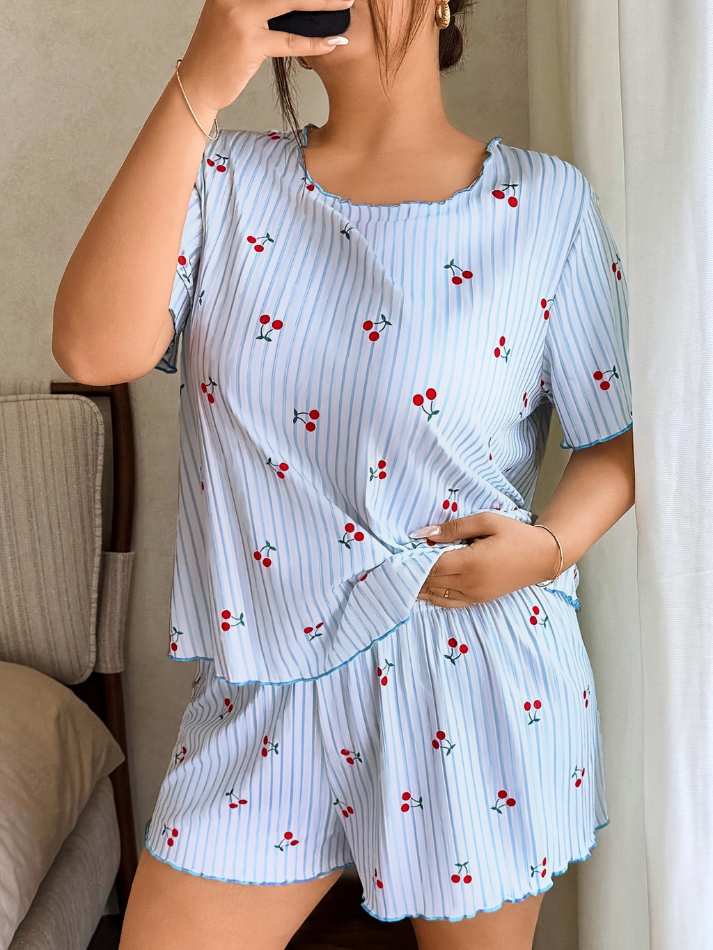 Ensemble grande taille, coupe ample, manches courtes, esprit décontracté, gros plan