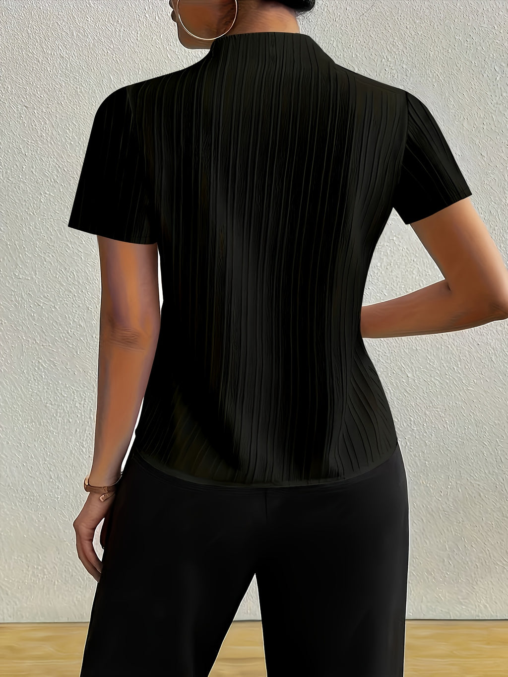 Chemise grande taille, col V, manches courtes, détail du tissu