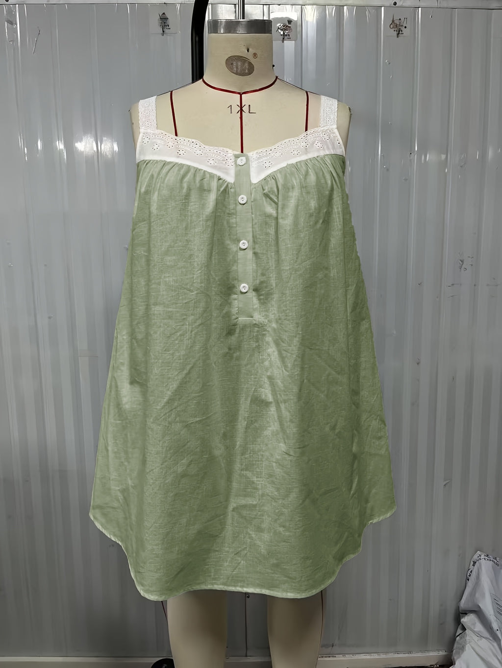 Robe grande taille en dentelle, toucher naturel, mise en situation