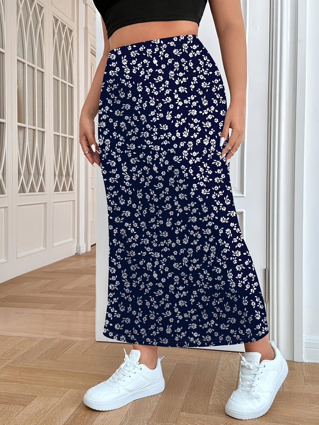 Jupe grande taille à imprimé fleuri, fente, mise en situation