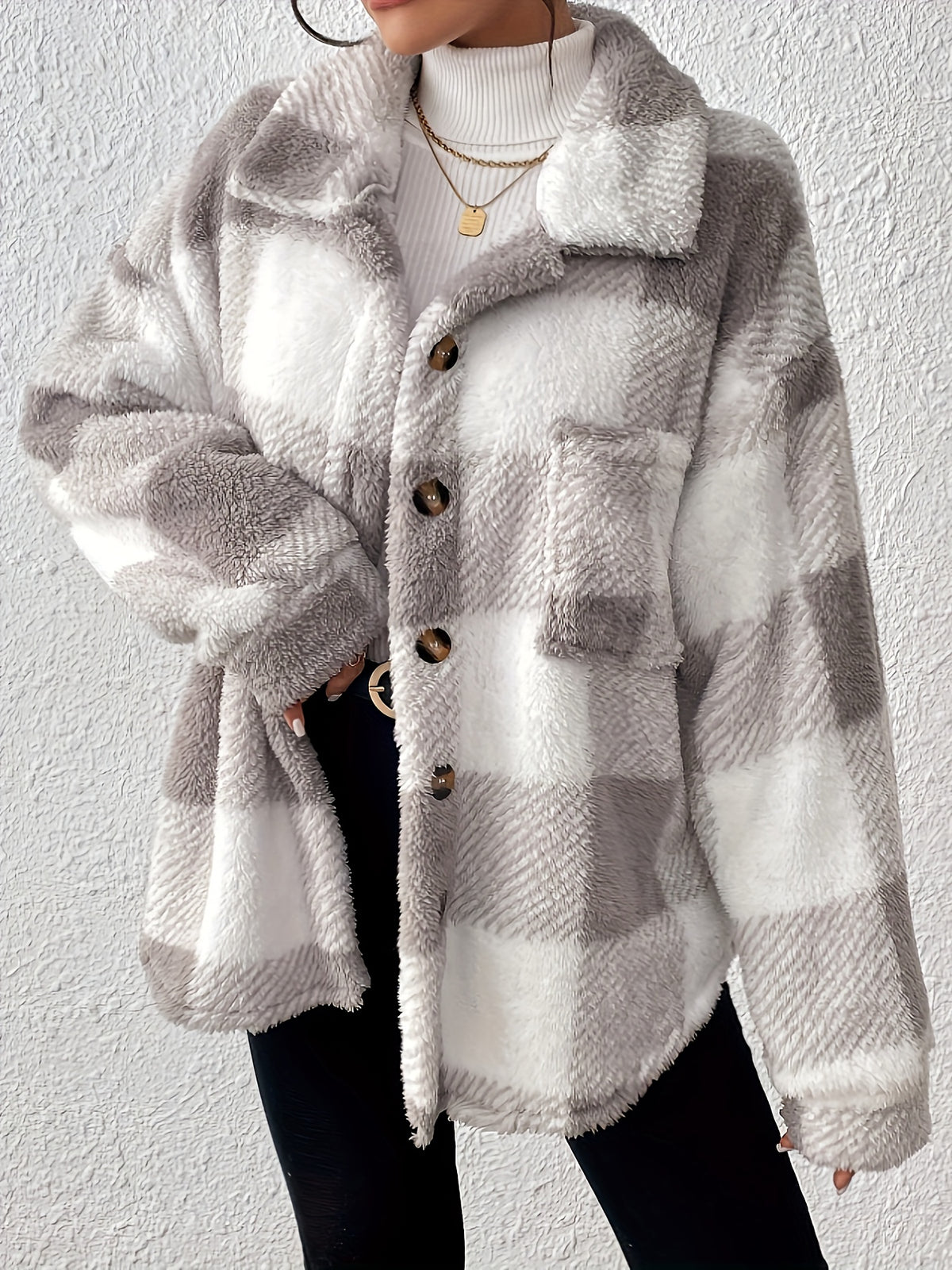 Veste grande taille à carreaux, col mao, boutonnage, manches longues, vue de profil