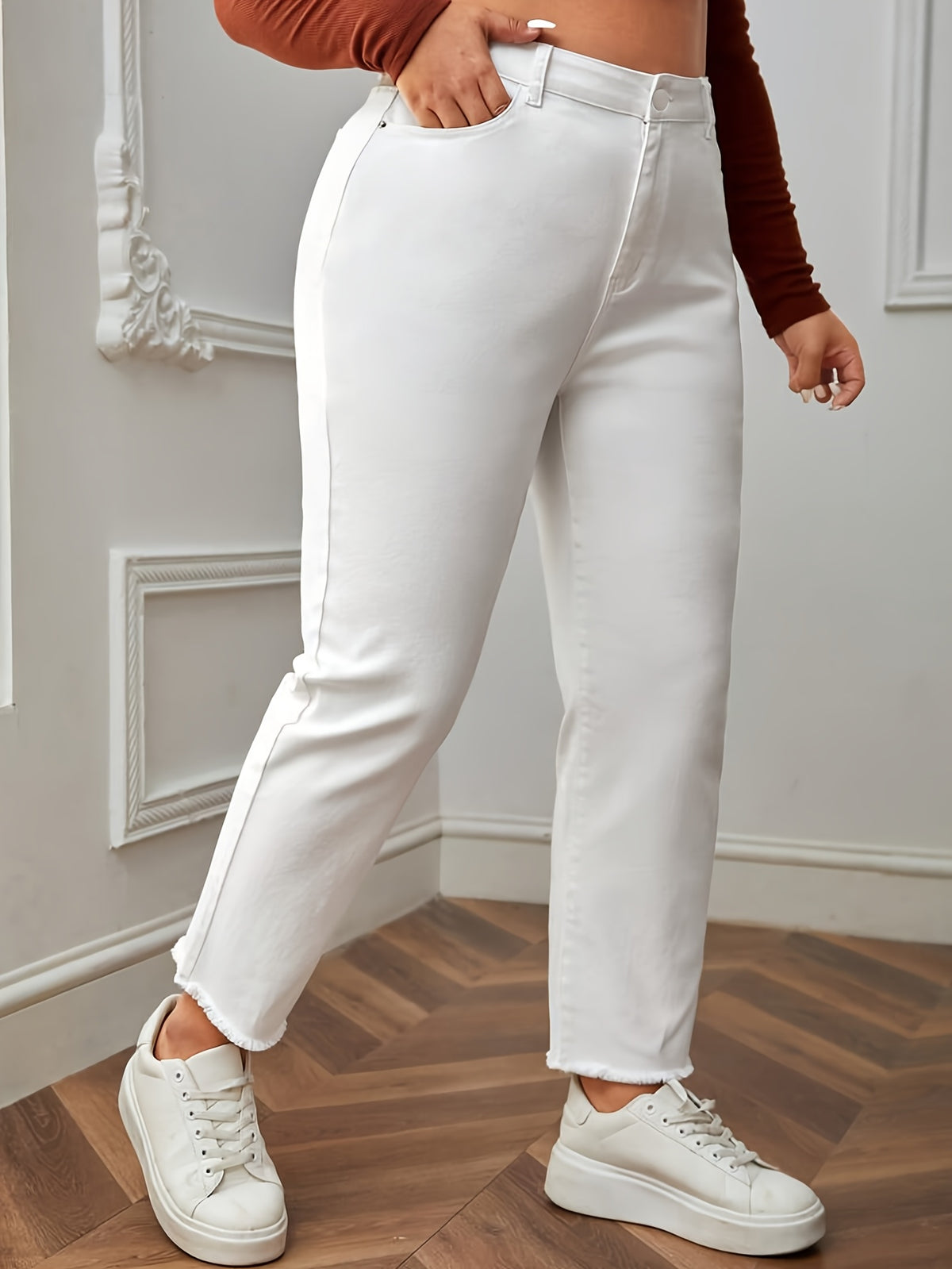 Pantalon grande taille, coupe ajustée, tenue franche, porté de face