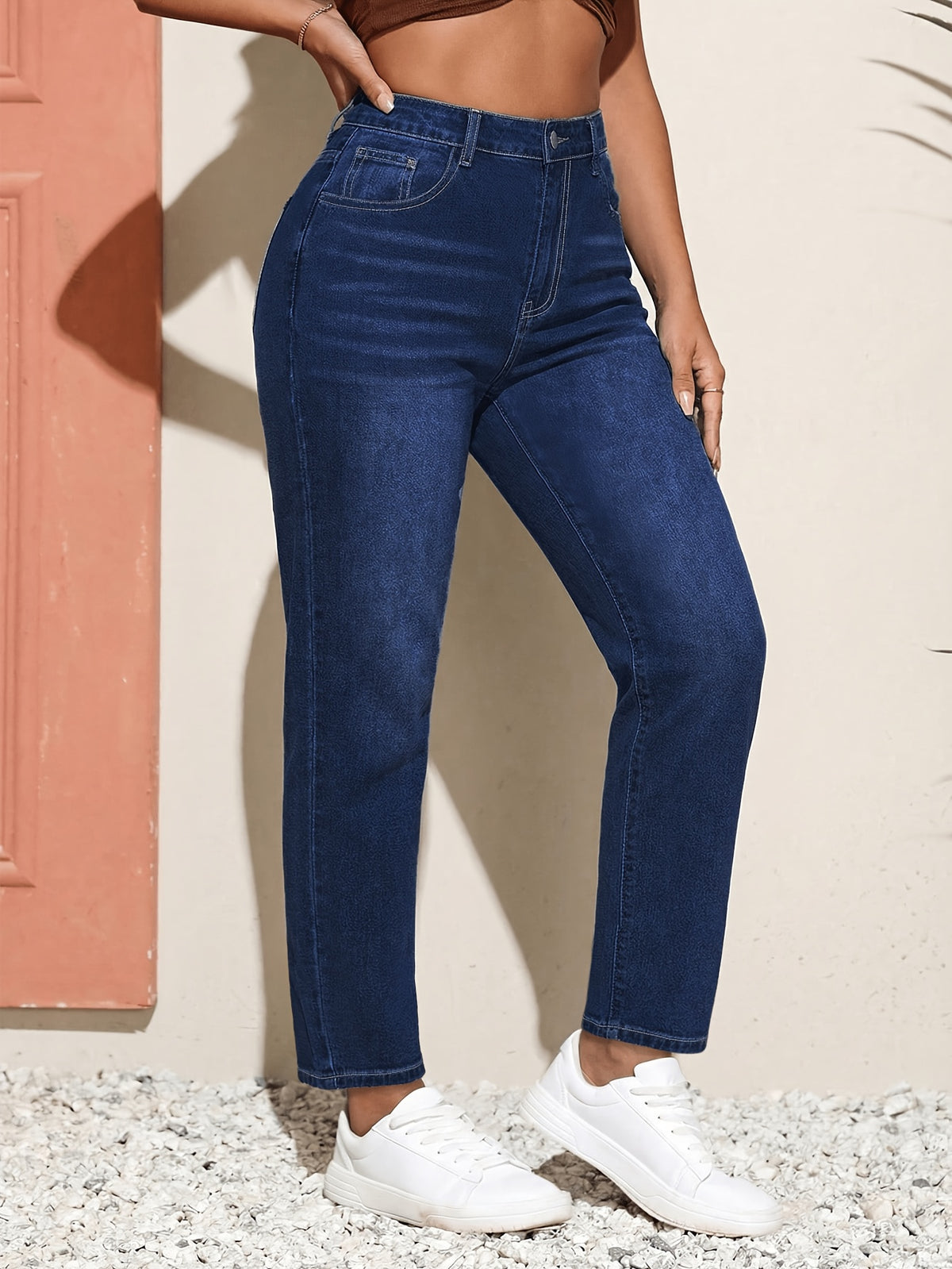 Jean grande taille, coupe droite, fermeture zippée, tenue franche, porté de face