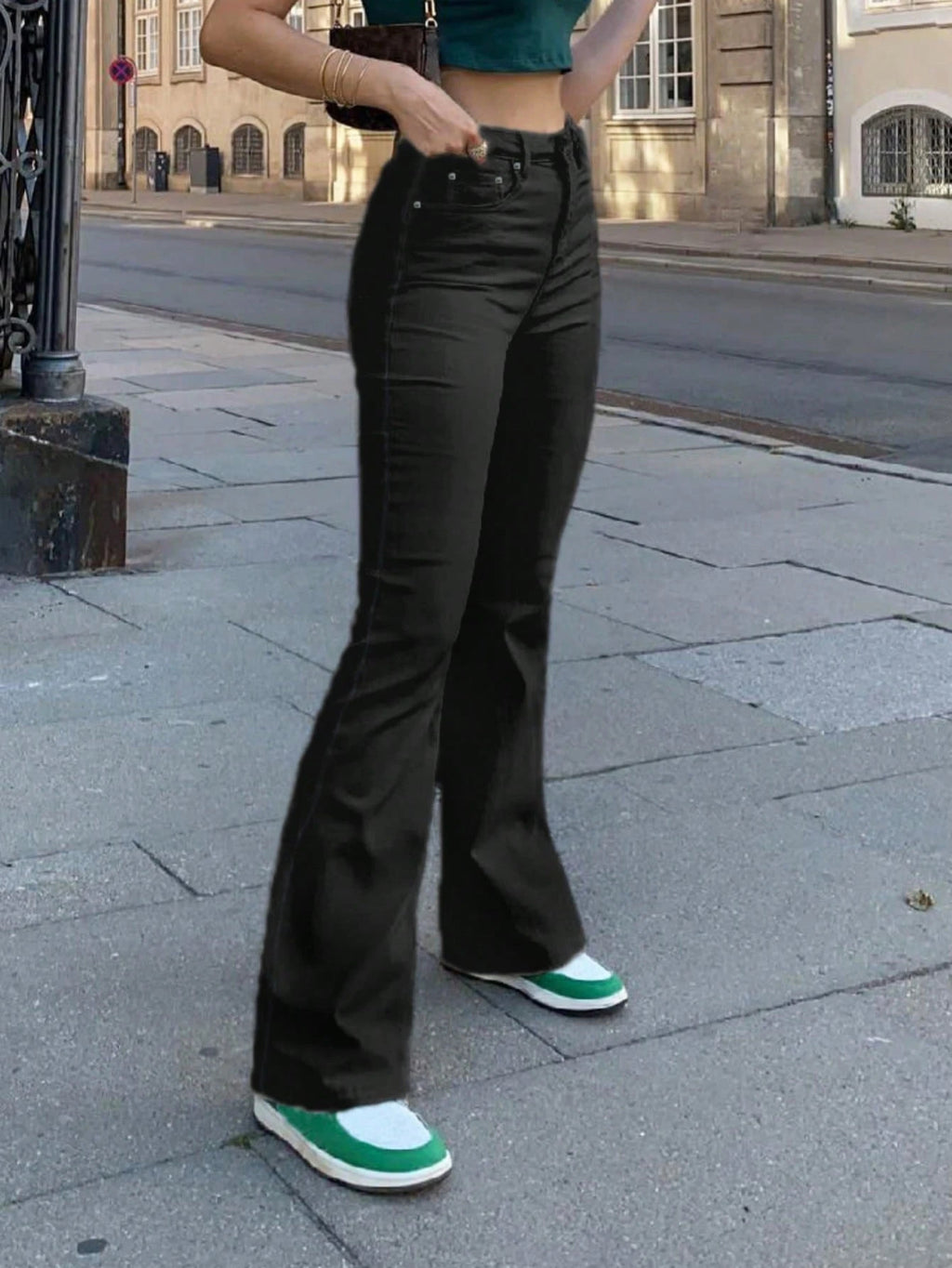 Pantalon grande taille, coupe évasée, poches pratiques, tenue franche