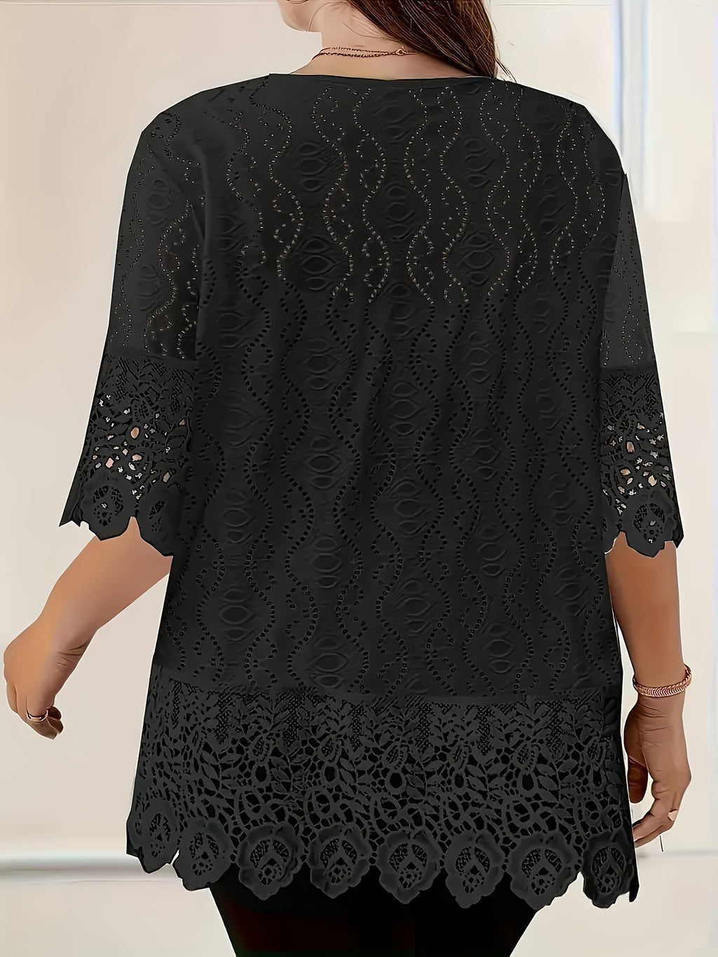 Cardigan grande taille en dentelle, dentelle contrastée, effet ajouré, vu de dos